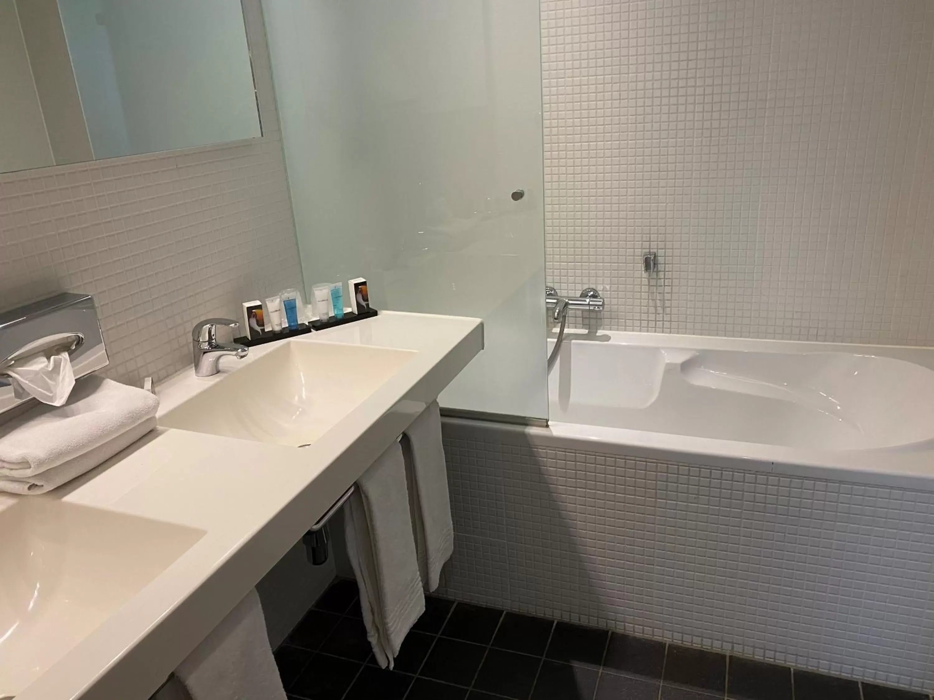 Bathroom in Van der Valk Hotel Rotterdam - Blijdorp
