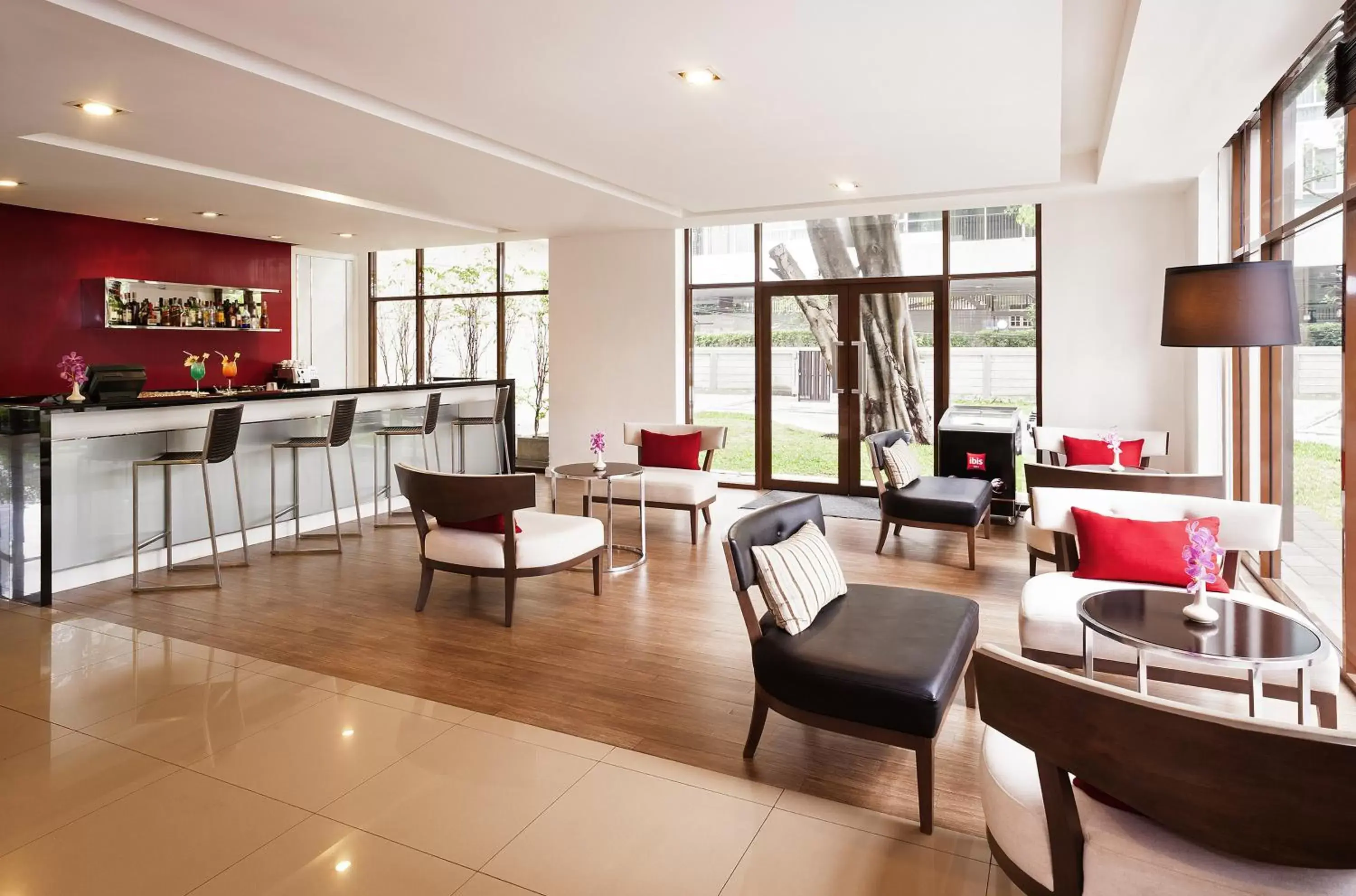 Lounge or bar, Lobby/Reception in Ibis Bangkok Riverside