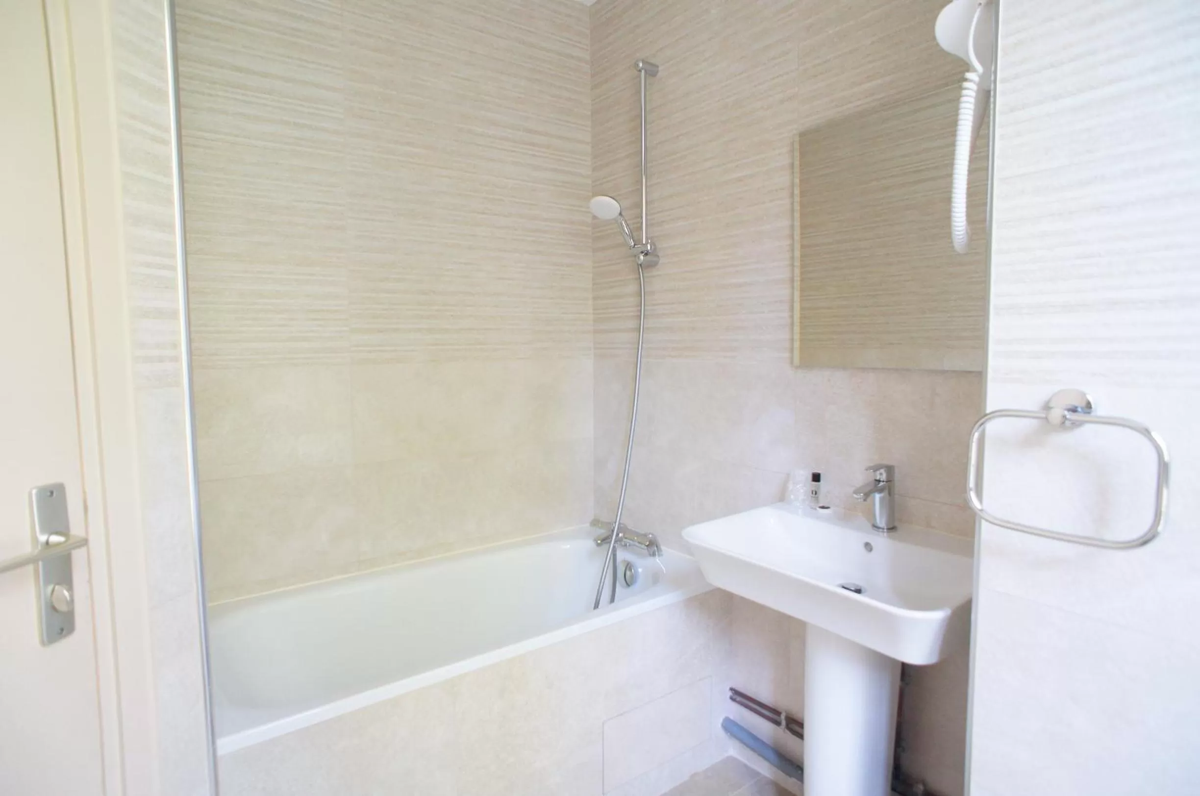 Bathroom in Hôtel De France