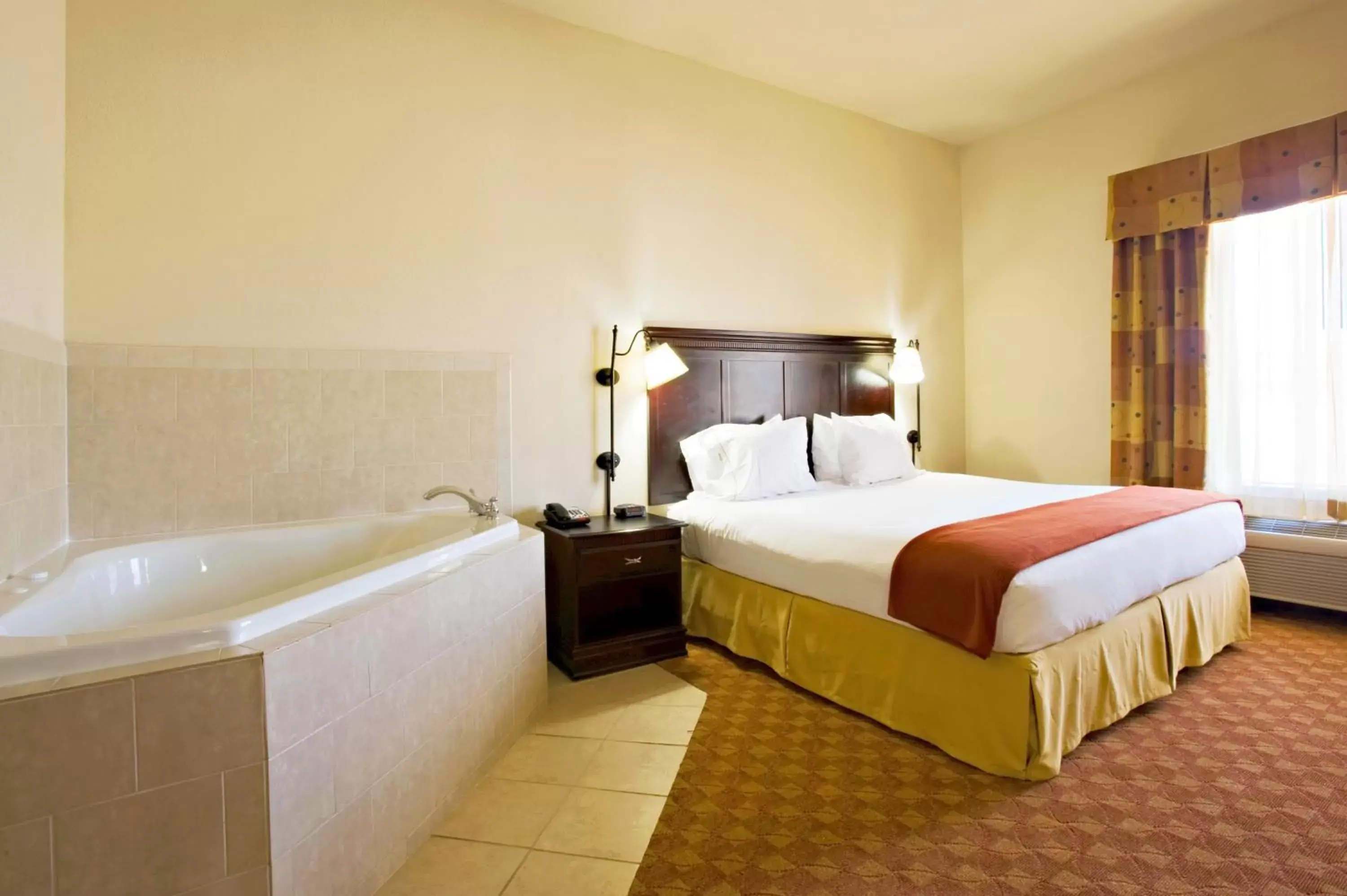 Photo of the whole room, Bed in Holiday Inn Express Sweetwater by IHG Photo of the whole room, Bed in Holiday Inn Express Sweetwater by IHG