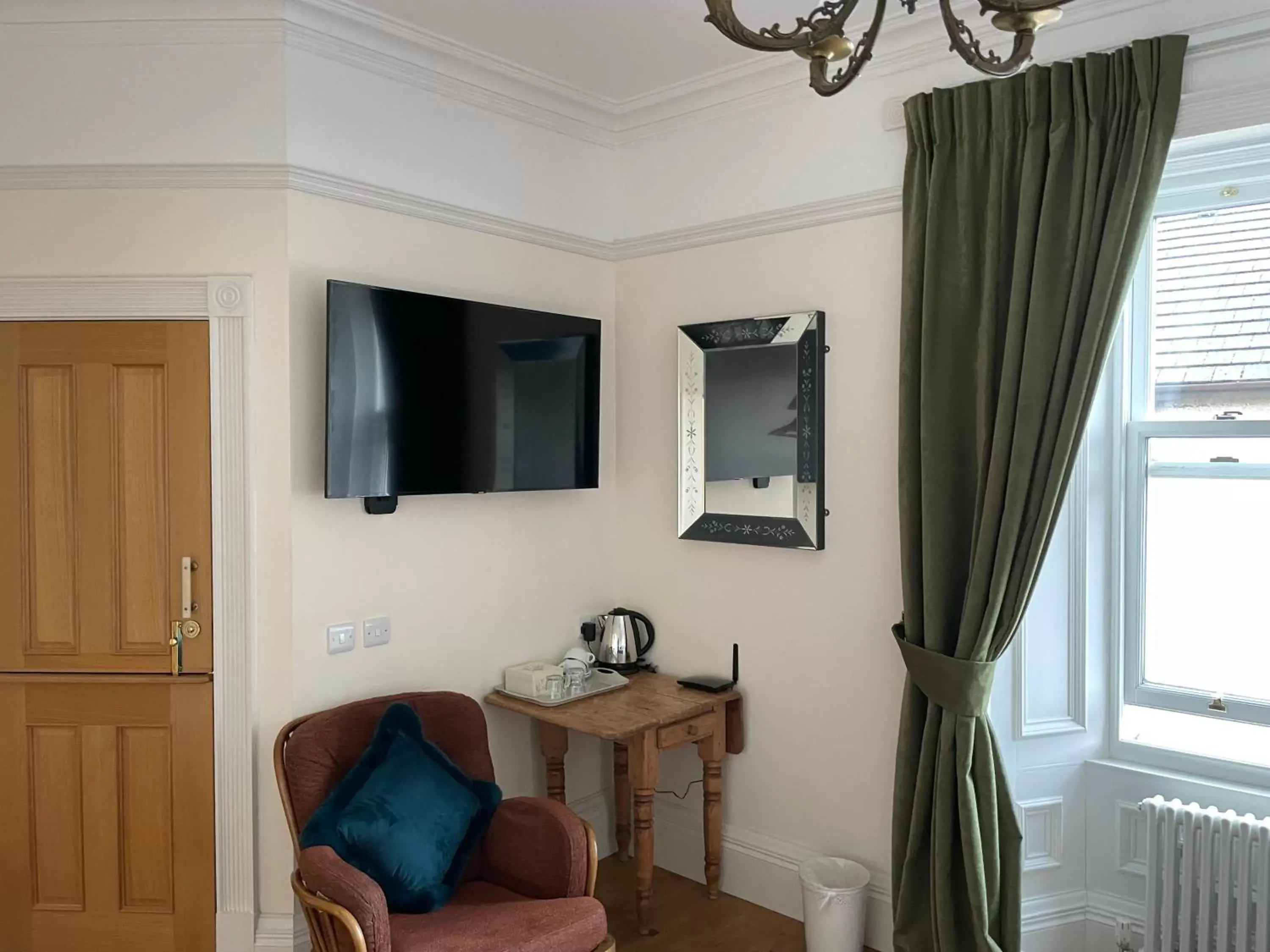 TV and multimedia, Seating Area in Banners House Hotel