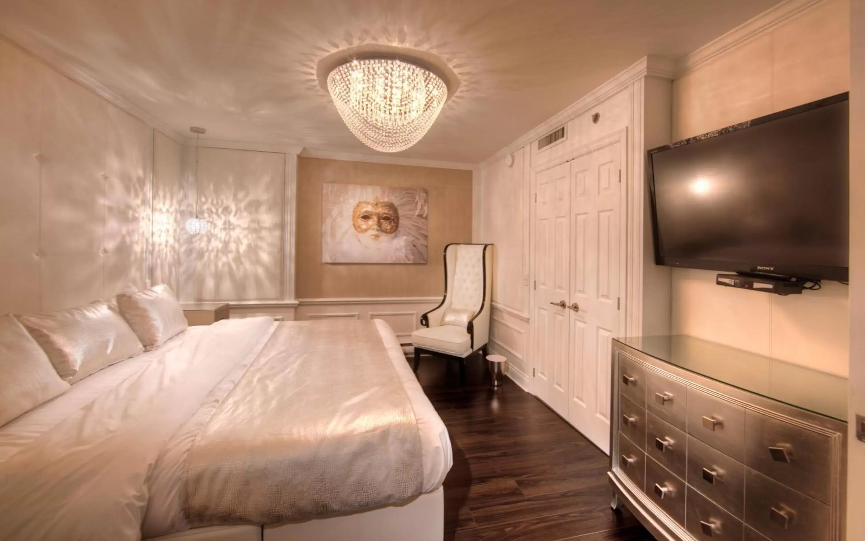 White Premium Suite, 1 King Bed and 1 Queen Murphy Bed in Hotel Plaza Quebec