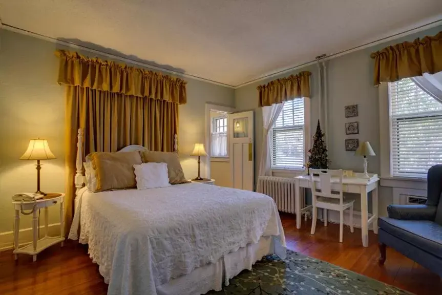Deluxe Queen Room in Brown Street Inn Bed and Breakfast Deluxe Queen Room in Brown Street Inn Bed and Breakfast