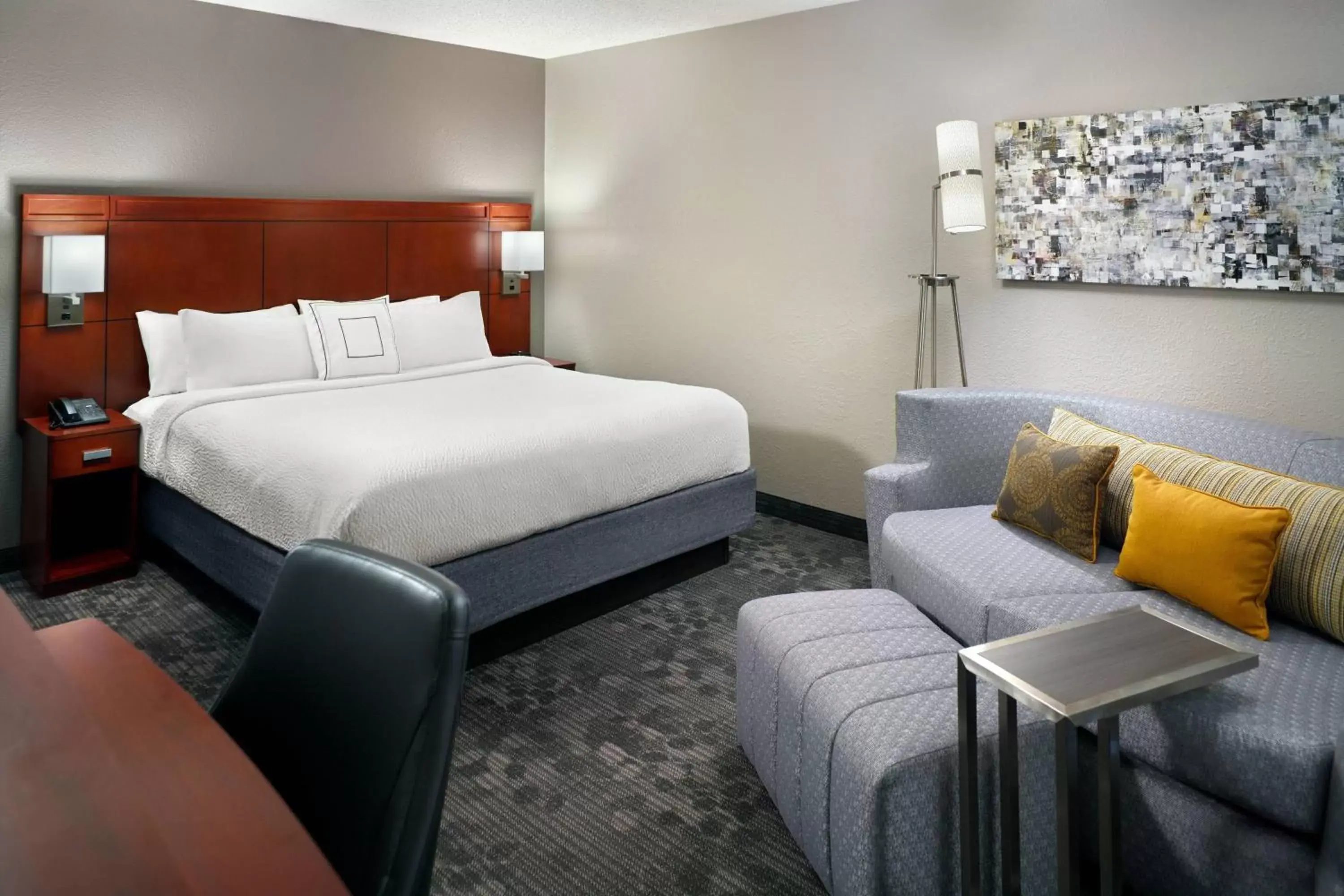 Photo of the whole room, Bed in Courtyard by Marriott Macon