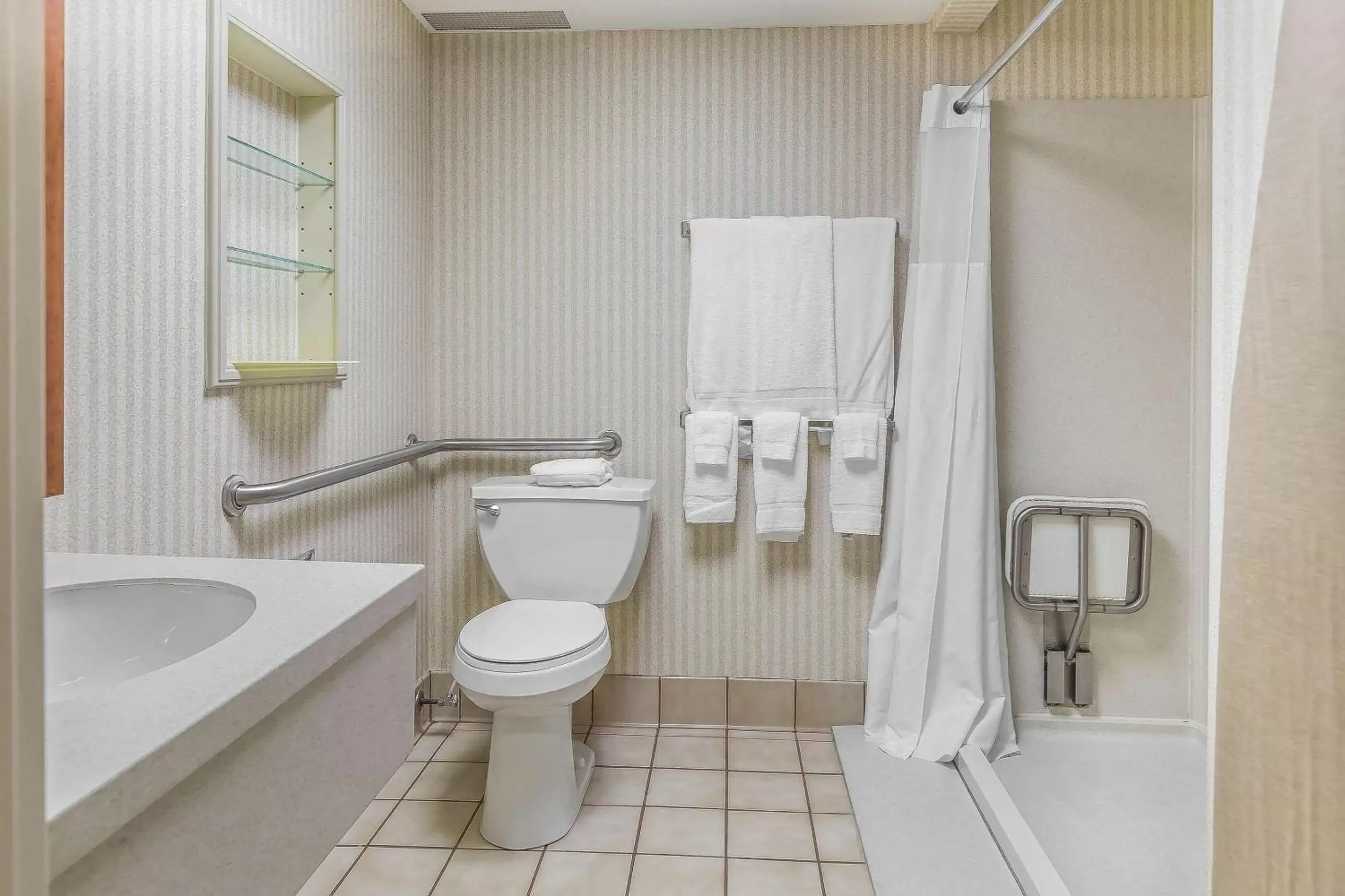 Bathroom in Quality Inn Perrysburg