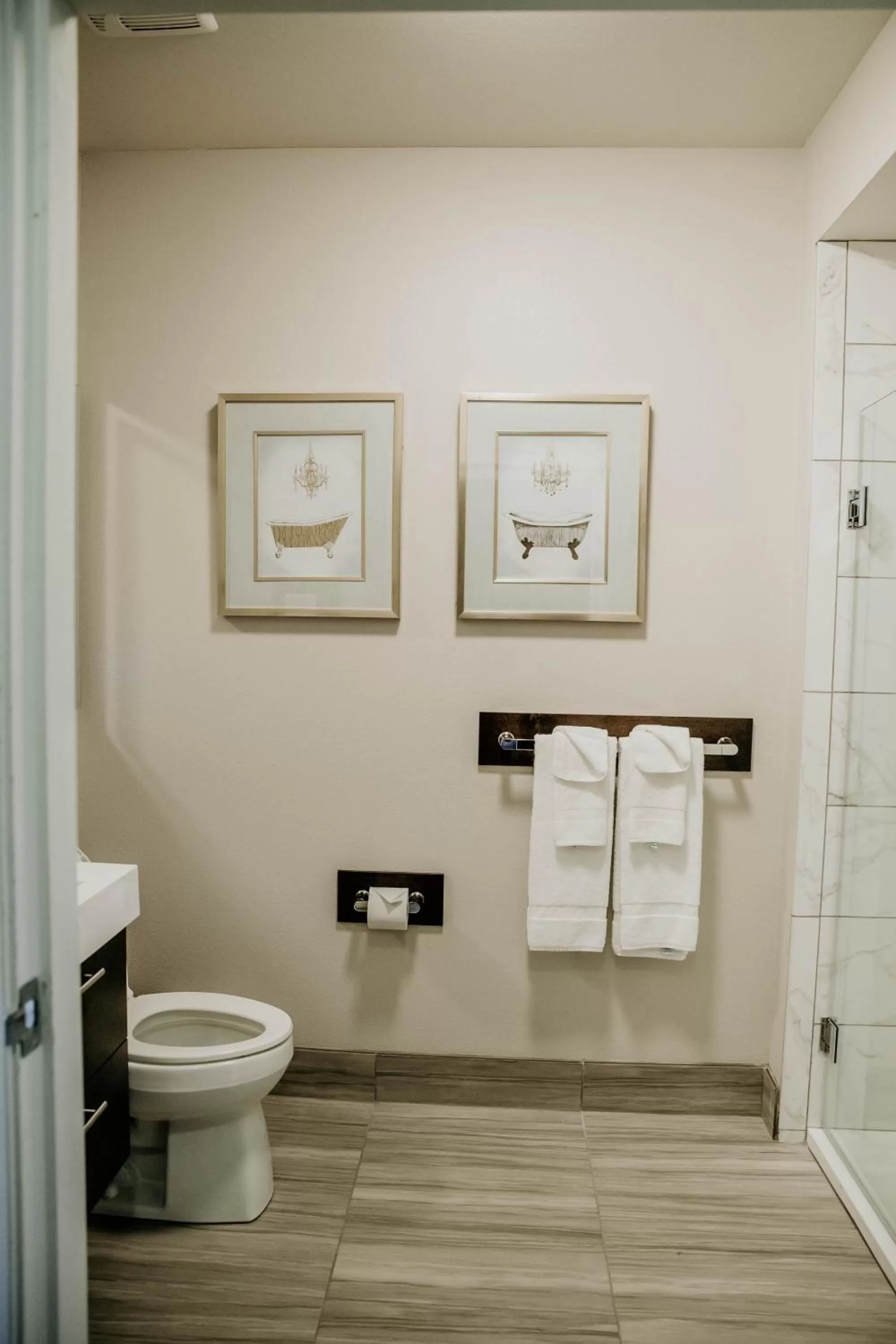 Bathroom in Geyserville Inn