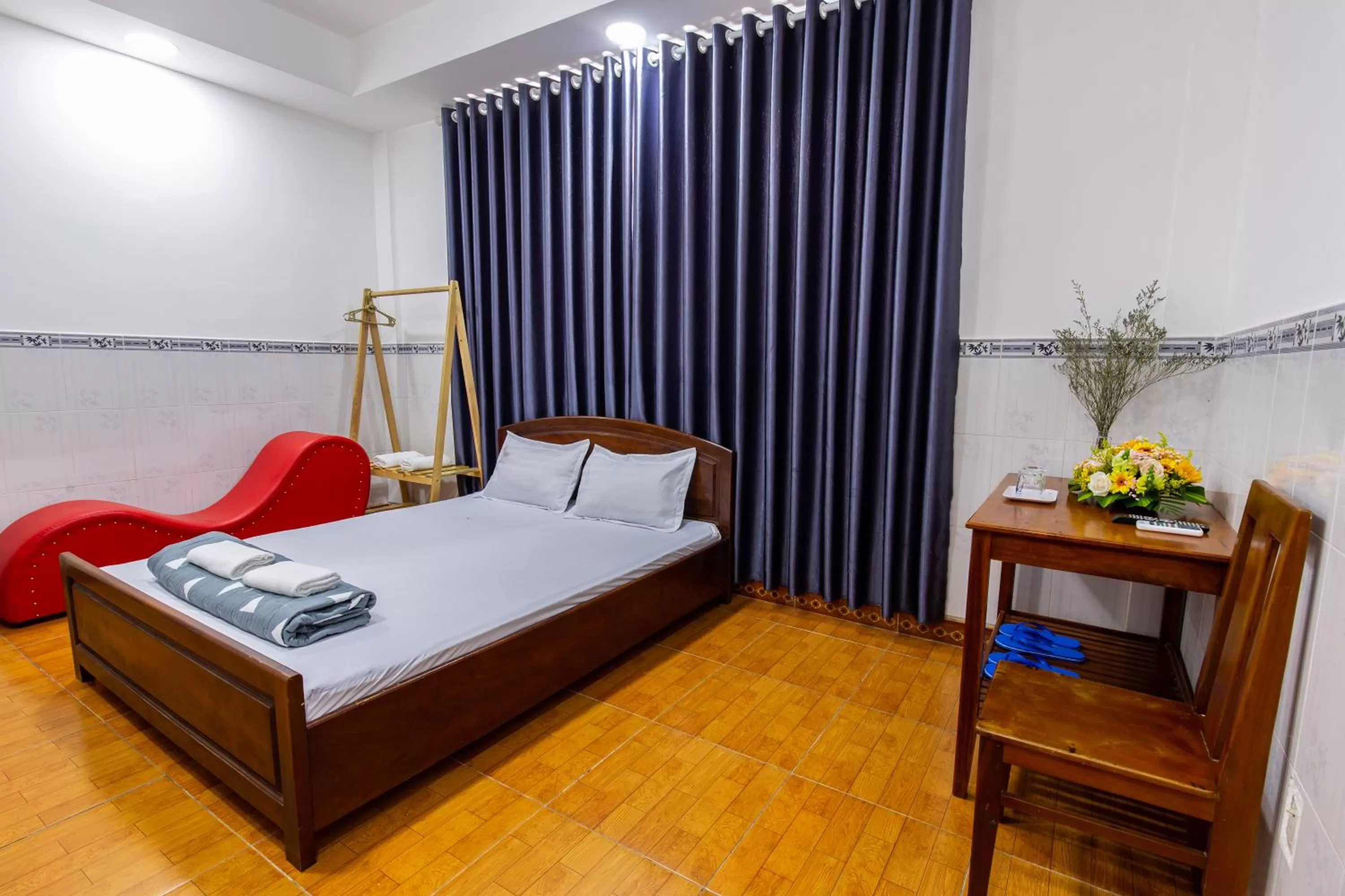 Photo of the whole room, Bed in Hotel Hoa Cúc Phương Dĩ An - Bình Dương