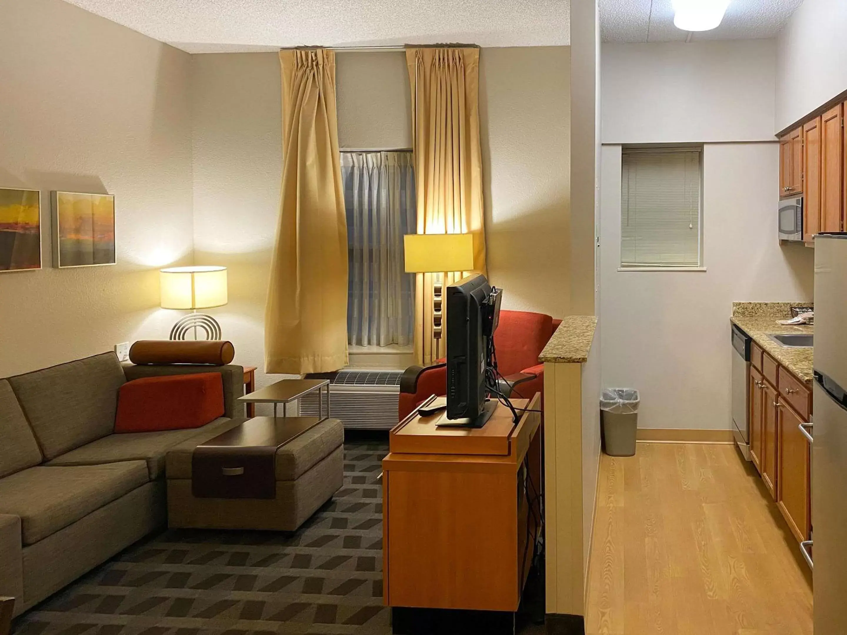 Bedroom, TV/Entertainment Center in MainStay Suites Middleburg Heights Cleveland Airport