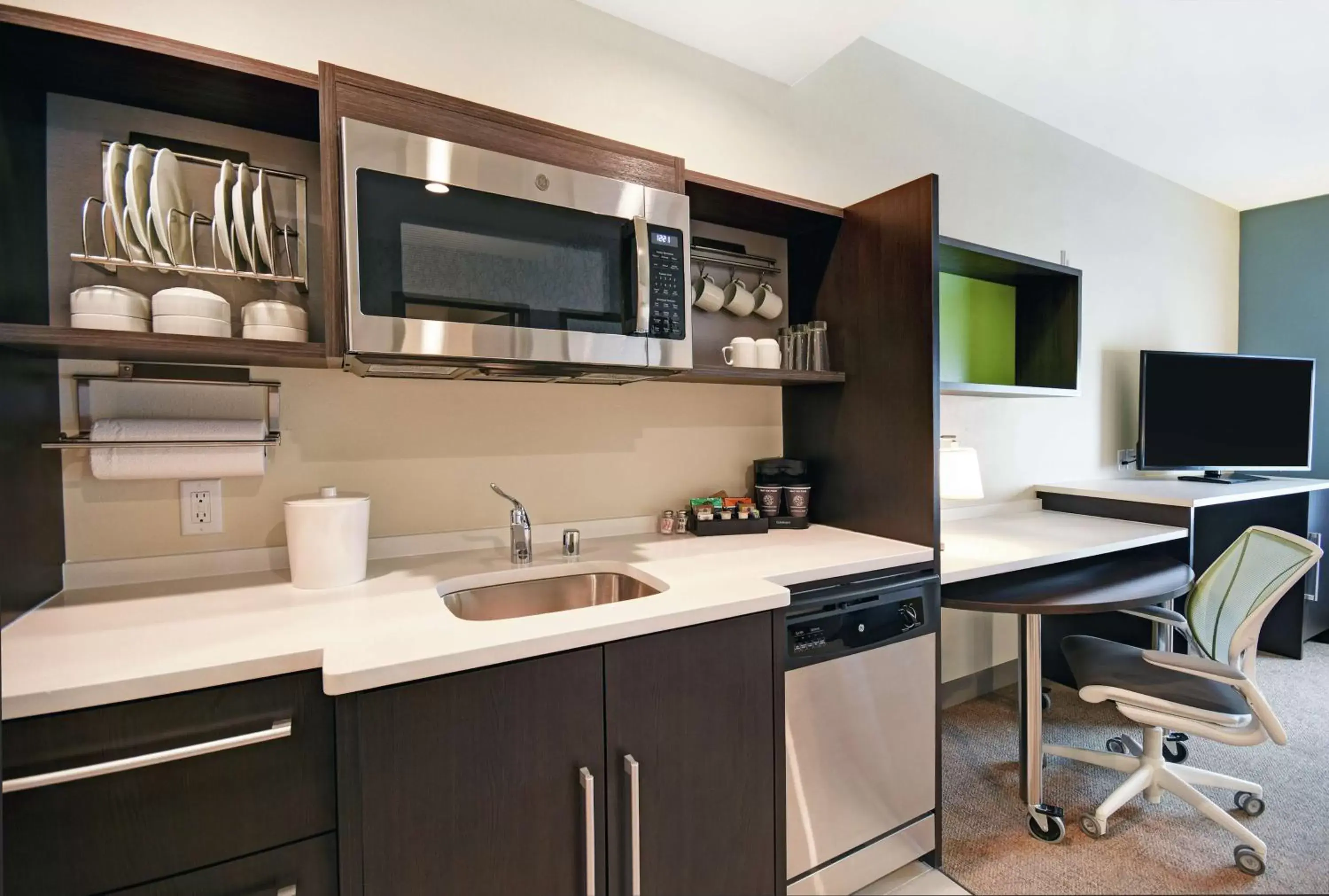 Bedroom, Kitchen/Kitchenette in Home2 Suites By Hilton Beloit
