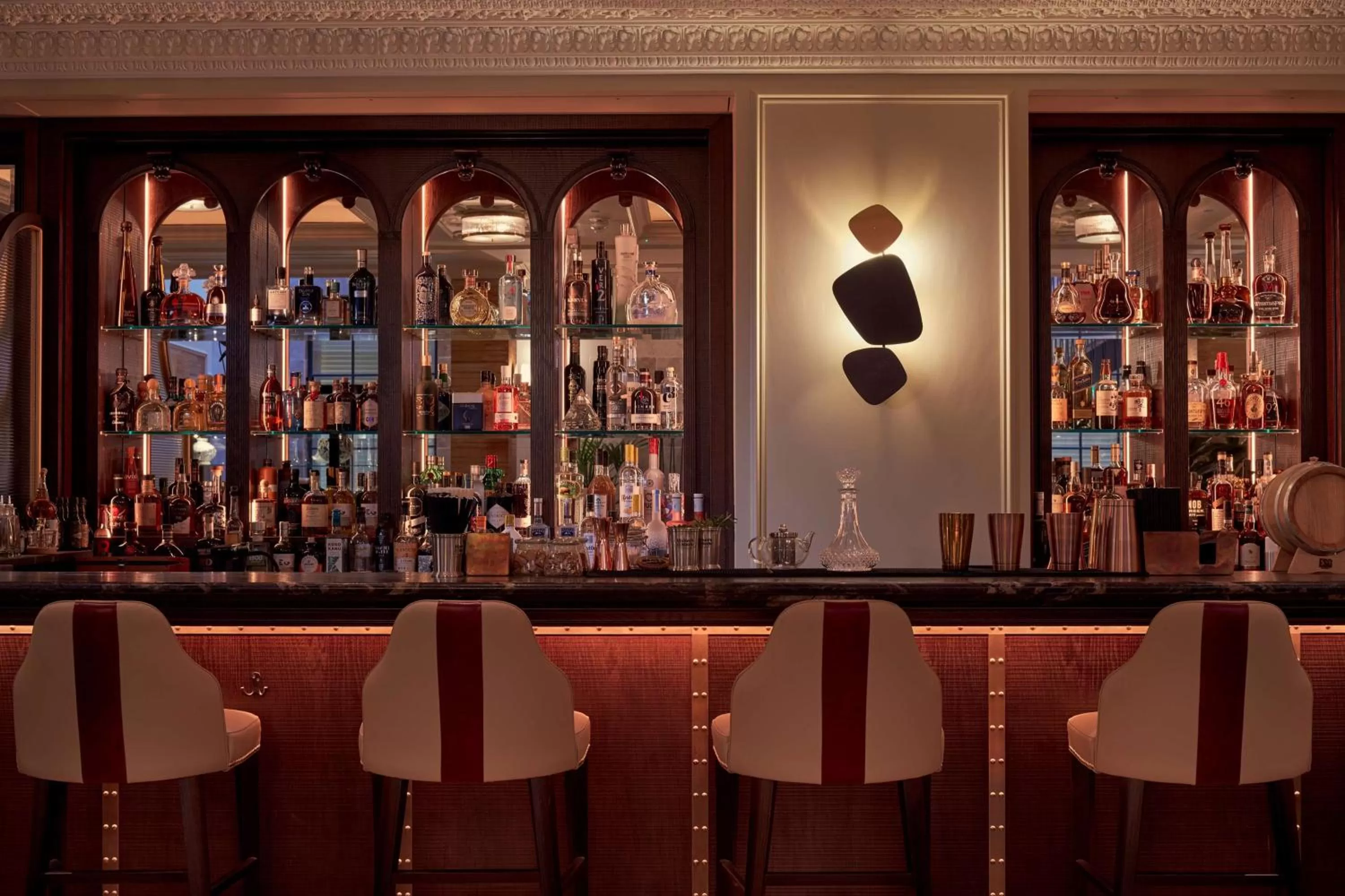 Lounge or bar in 100 Queen's Gate Hotel London Kensington, Curio Collection by Hilton