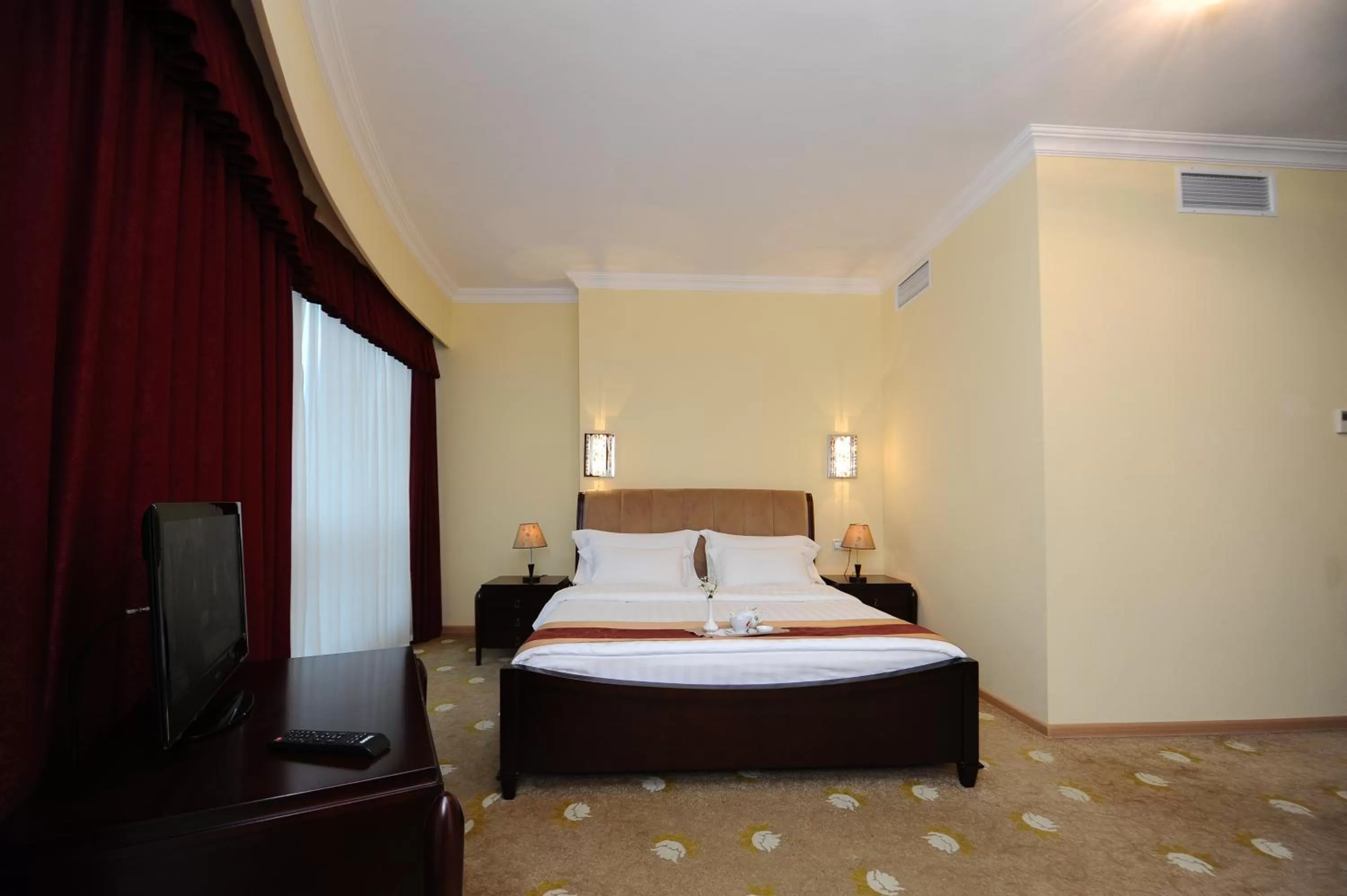 Property building, Bed in Hotel Aisi
