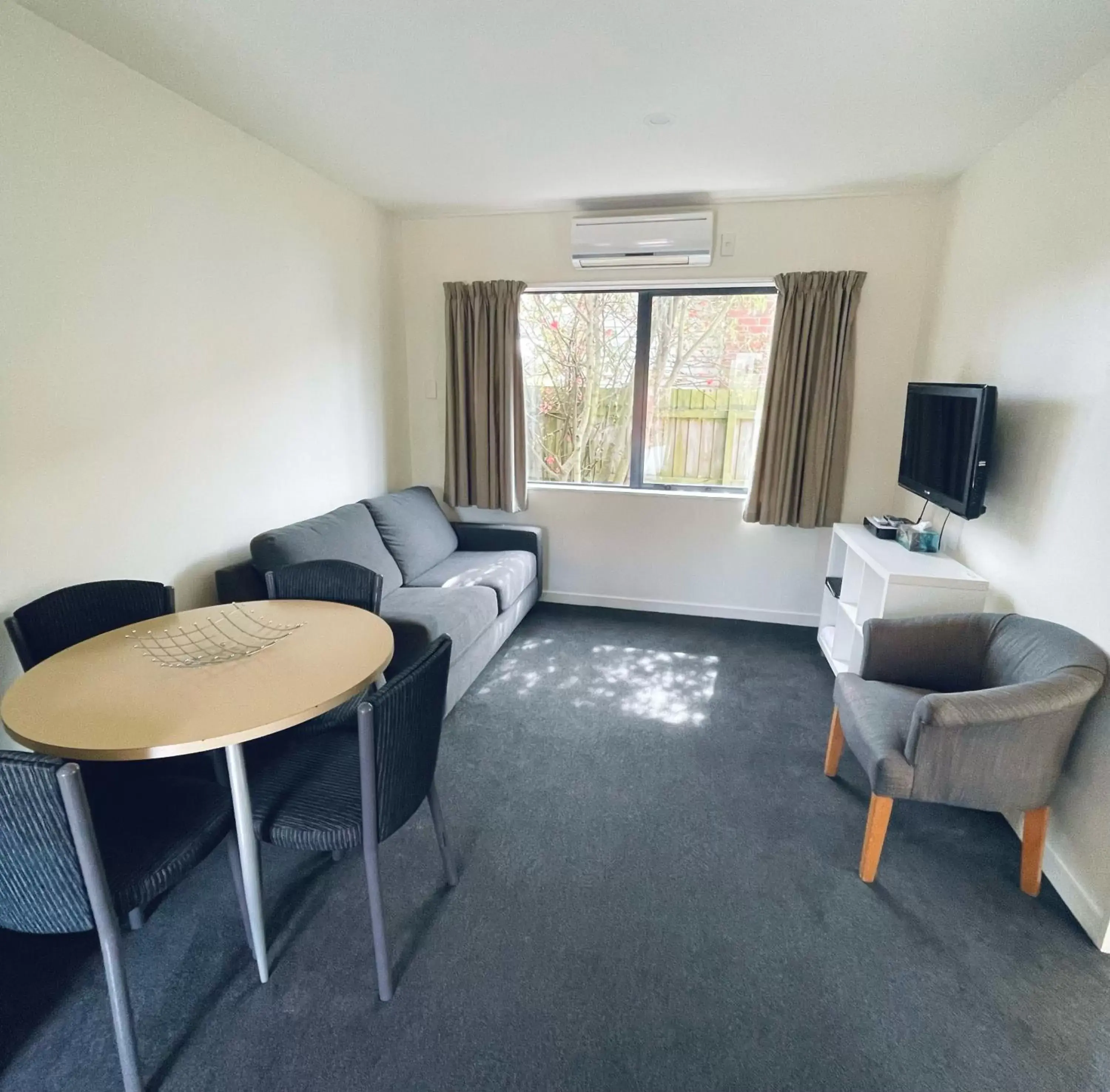 TV and multimedia, Seating Area in 298 Westside Motor Lodge