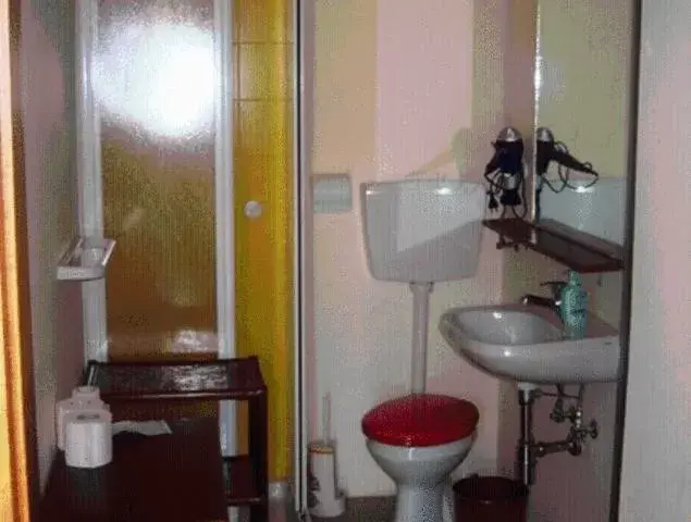 Bathroom in Affitacamere DANTE