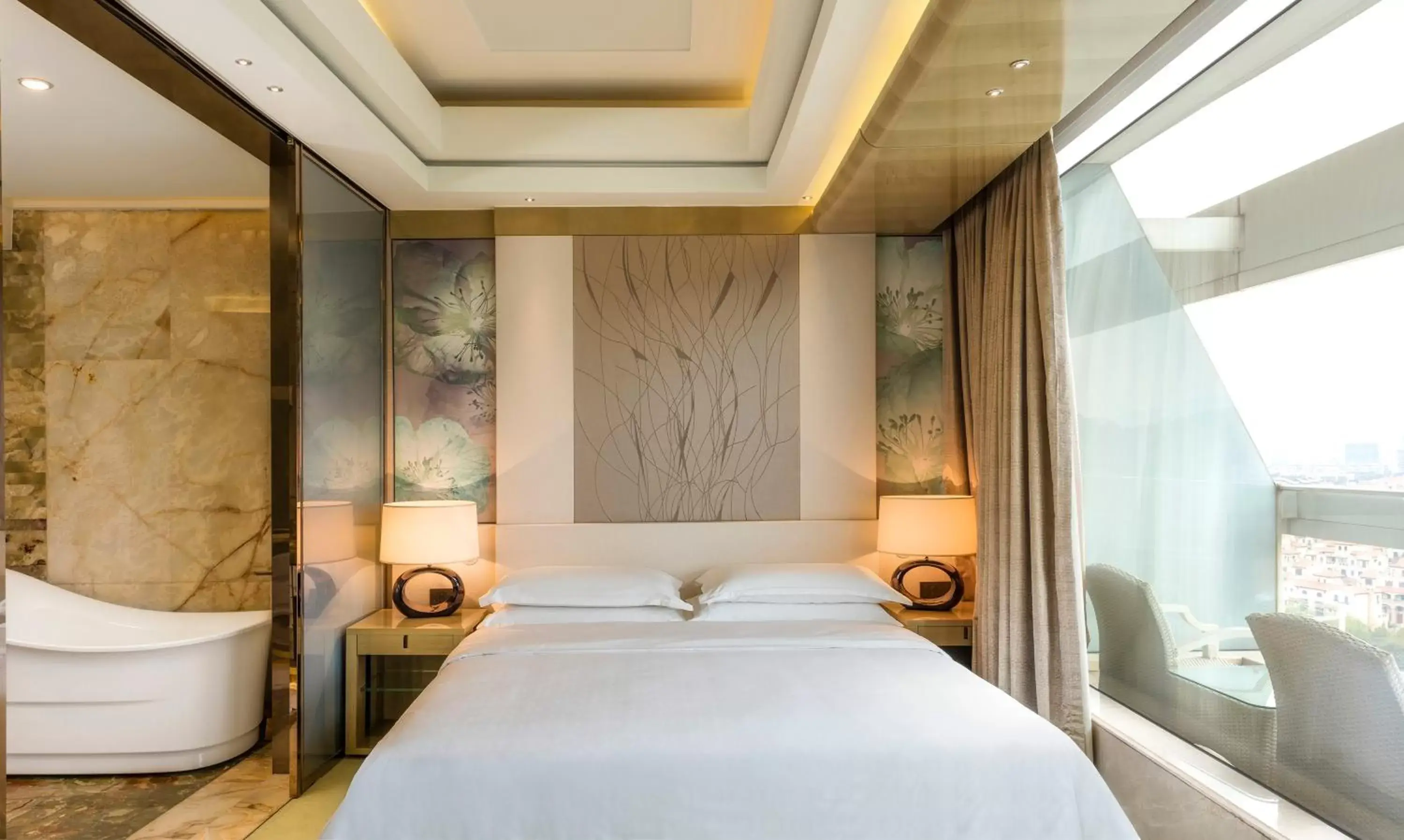 Bedroom, Bed in Sheraton Huzhou Taihu Lake Hot Spring Resort & Spa