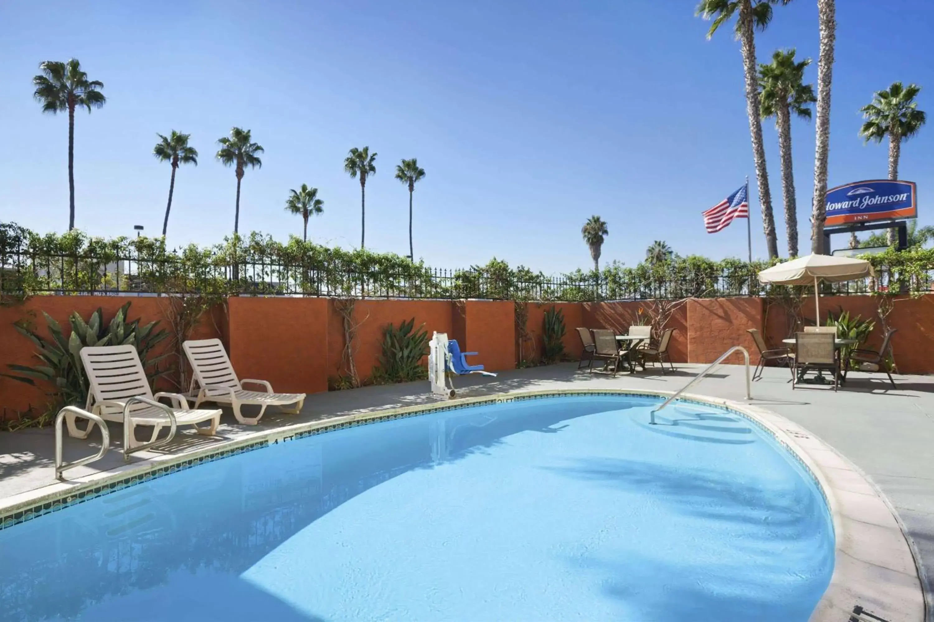 Pool view, Swimming Pool in Howard Johnson by Wyndham San Diego Sea World