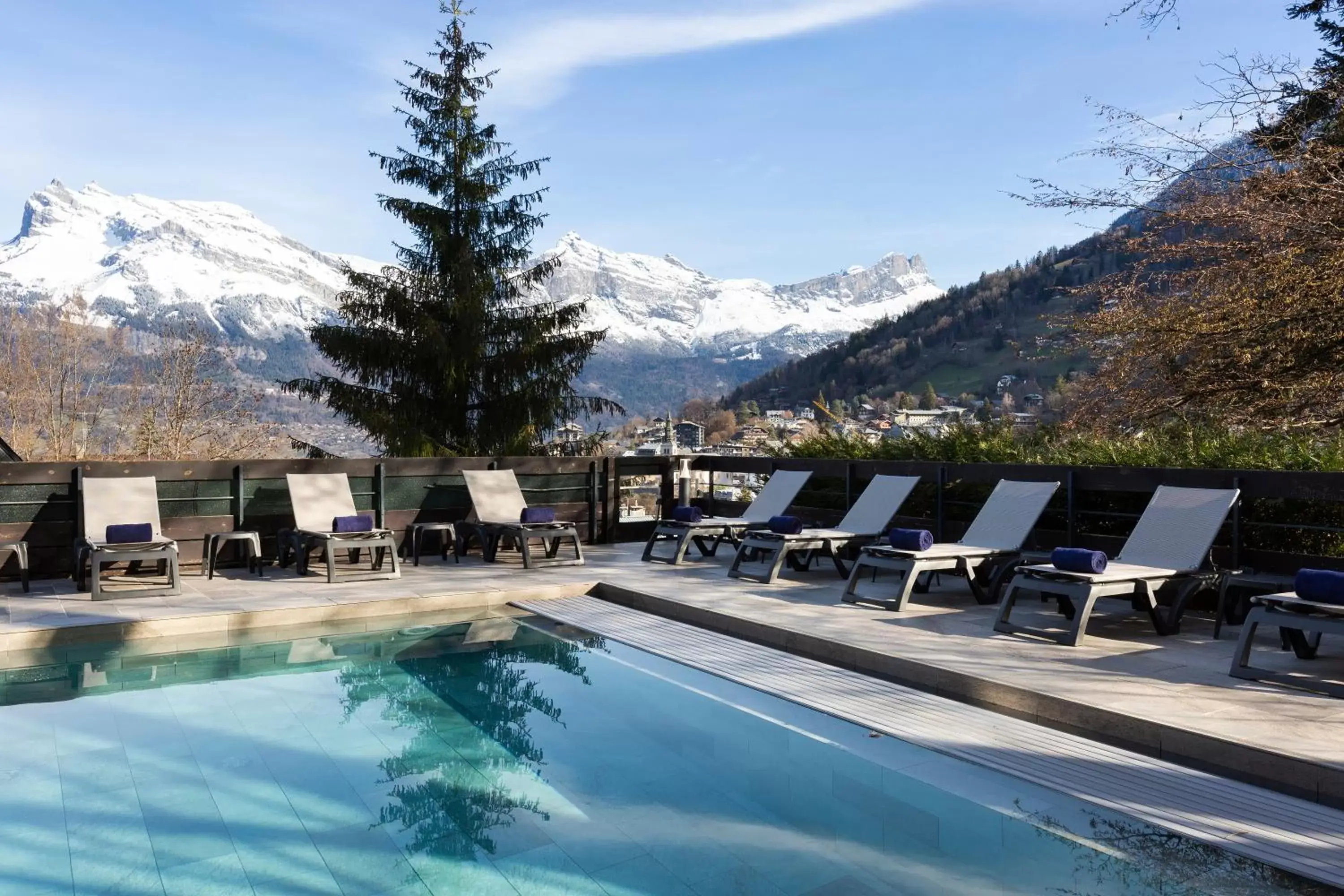 Swimming Pool in SOWELL HOTELS Mont Blanc et SPA