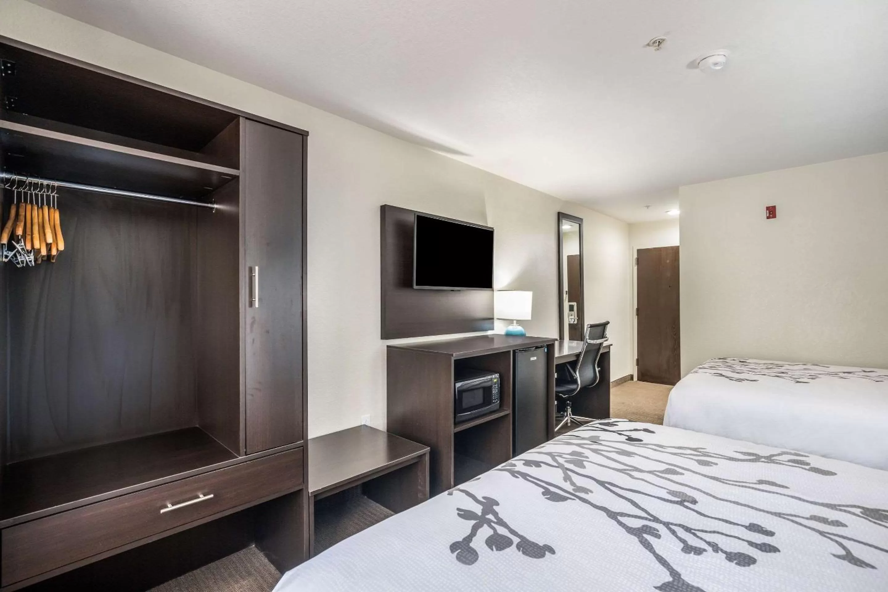 Photo of the whole room, Bed in Sleep Inn & Suites Tallahassee-Capitol