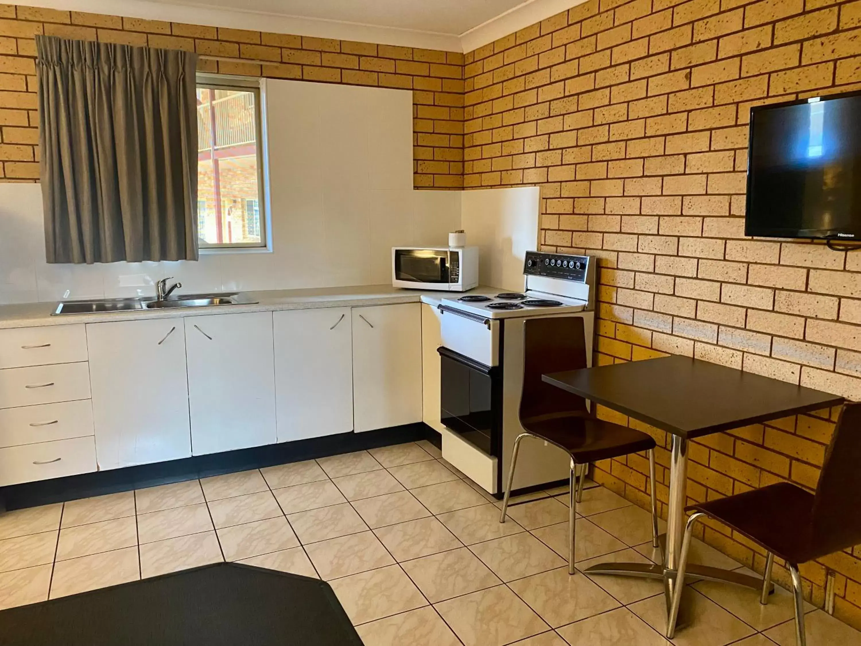 Kitchen or kitchenette, Kitchen/Kitchenette in Tallarook Motor Inn