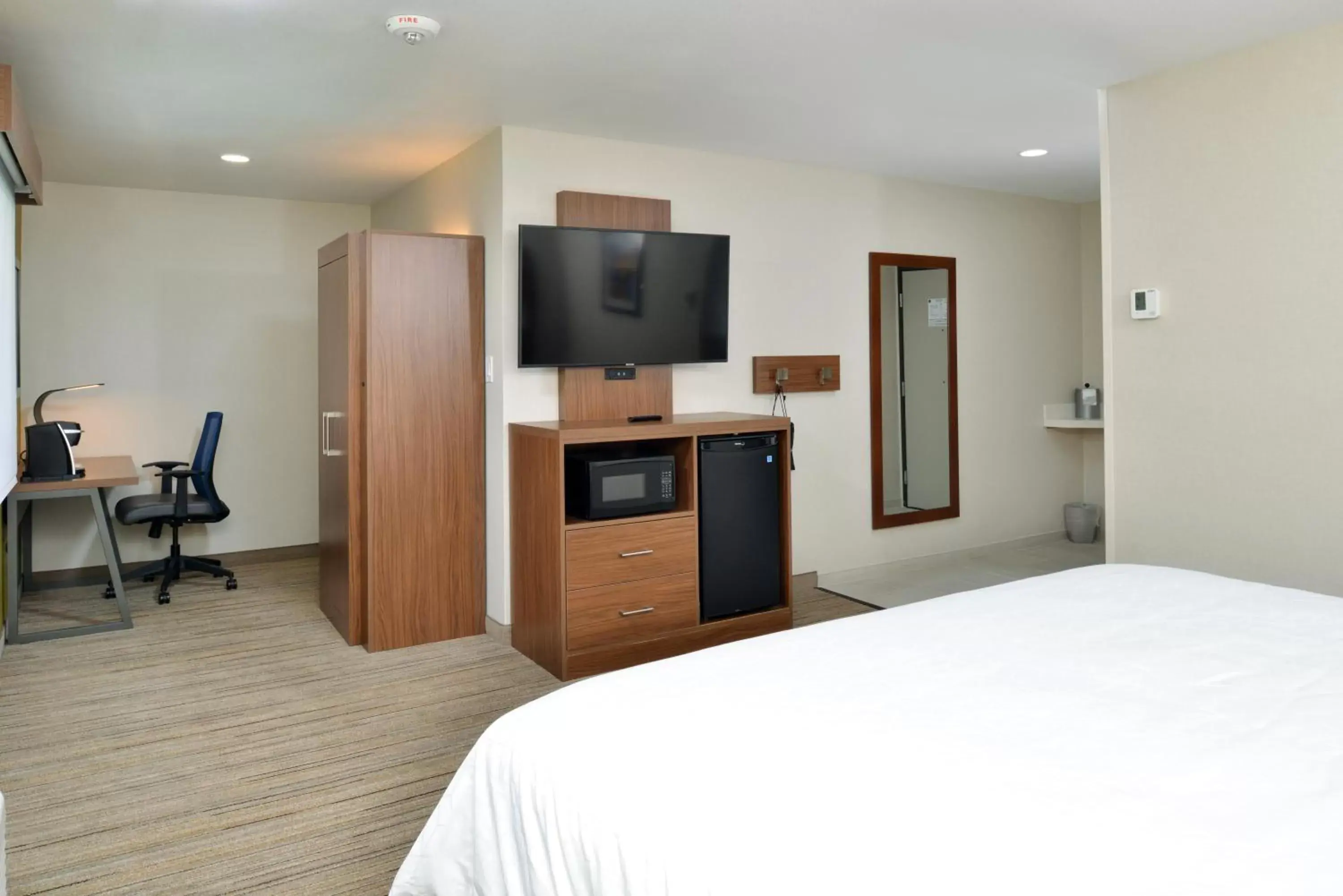 Photo of the whole room, TV/Entertainment Center in Holiday Inn Express - Santa Rosa North, an IHG Hotel