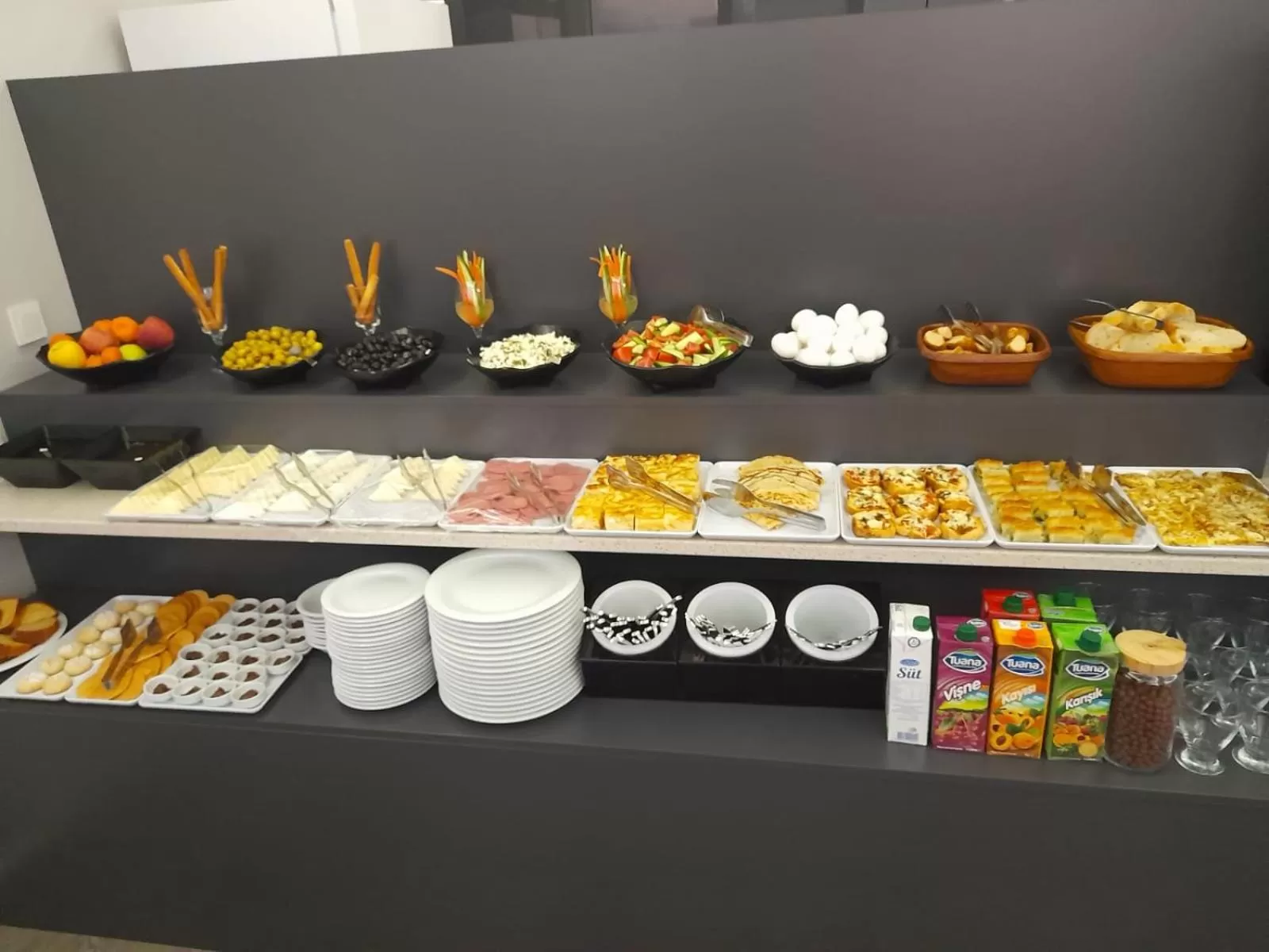 Coffee/tea facilities in Comfort Center Suit Hotel