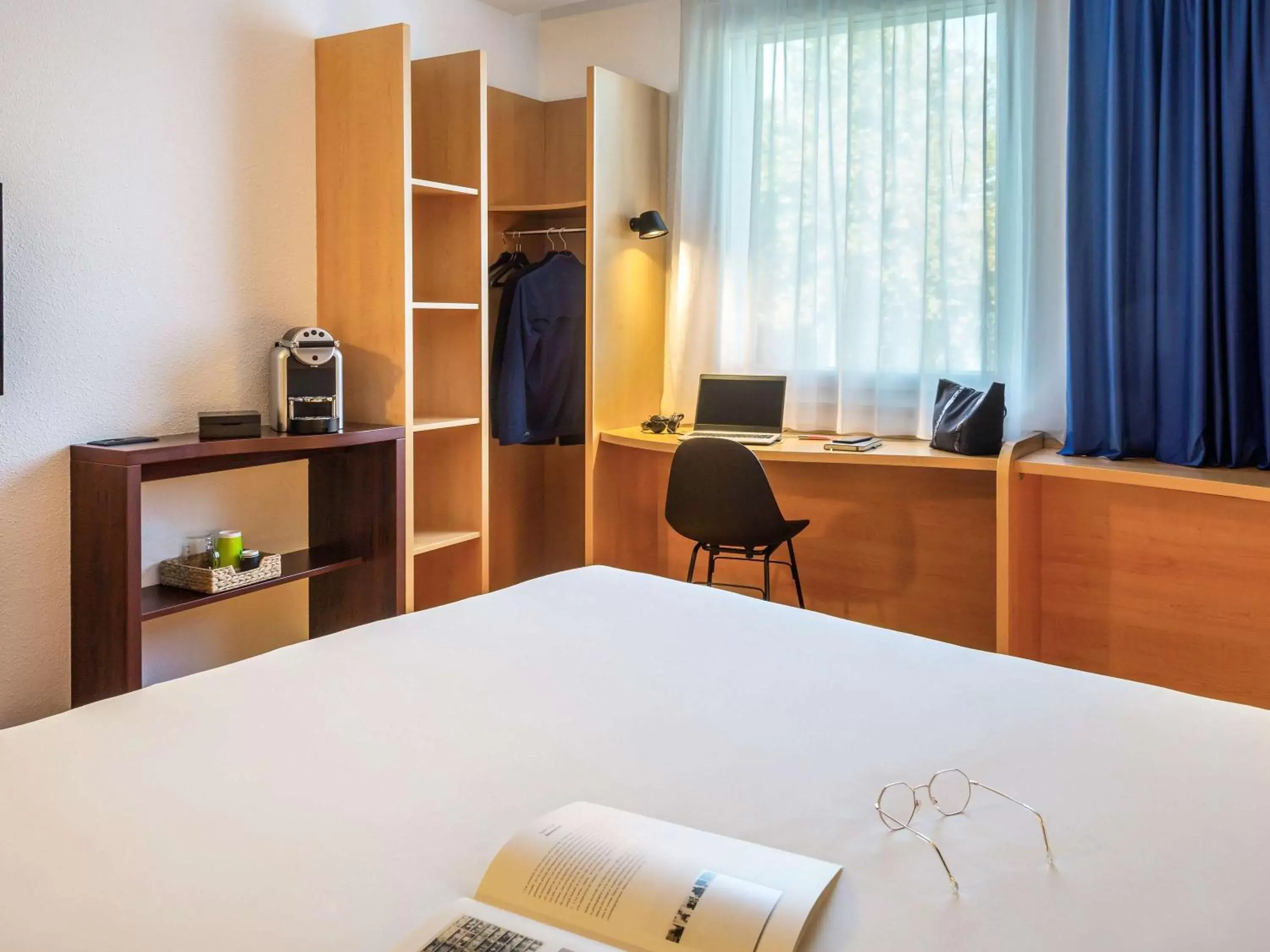Photo of the whole room, Bed in ibis Genève Petit Lancy