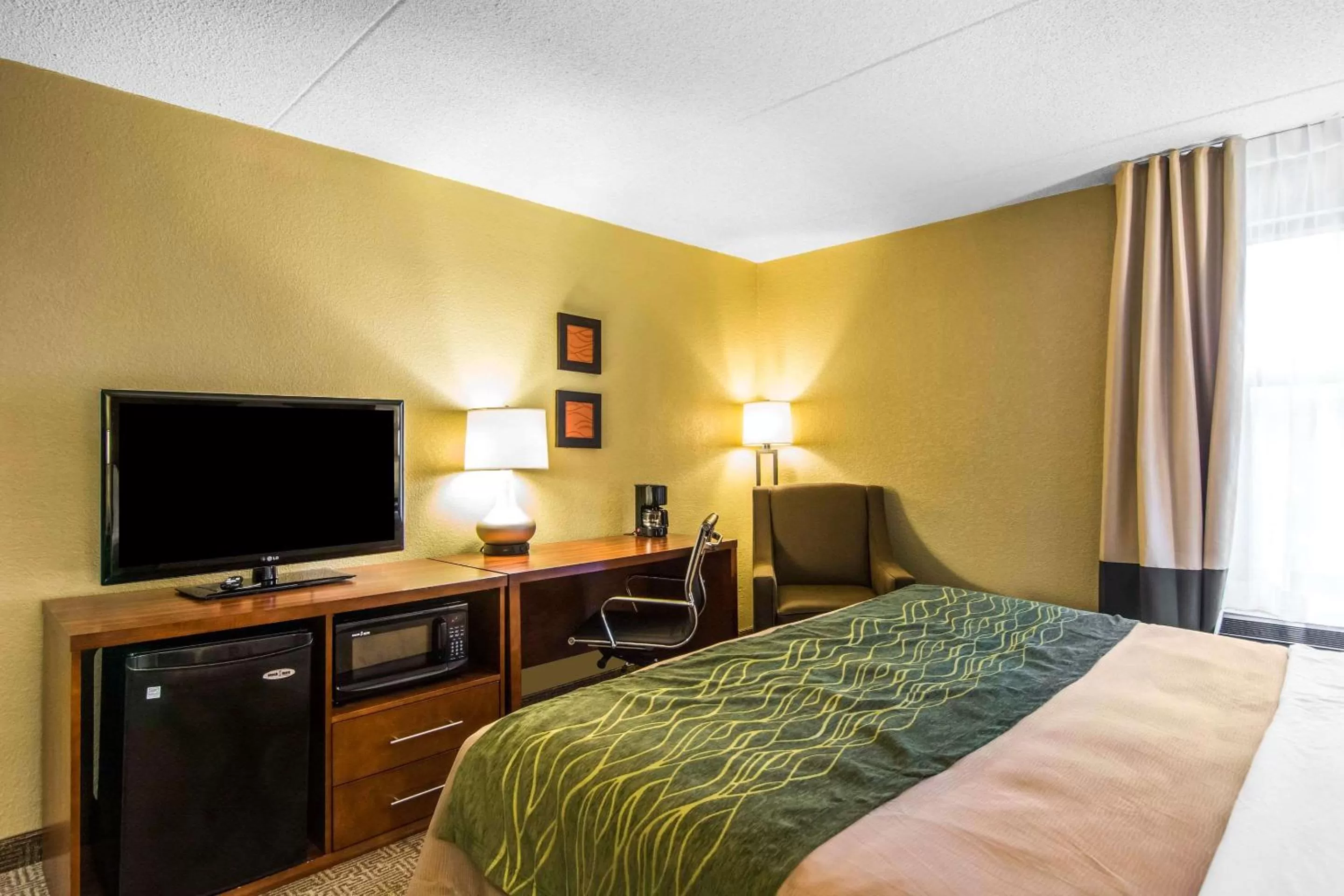 Photo of the whole room in Comfort Inn Newport News-Williamsburg East