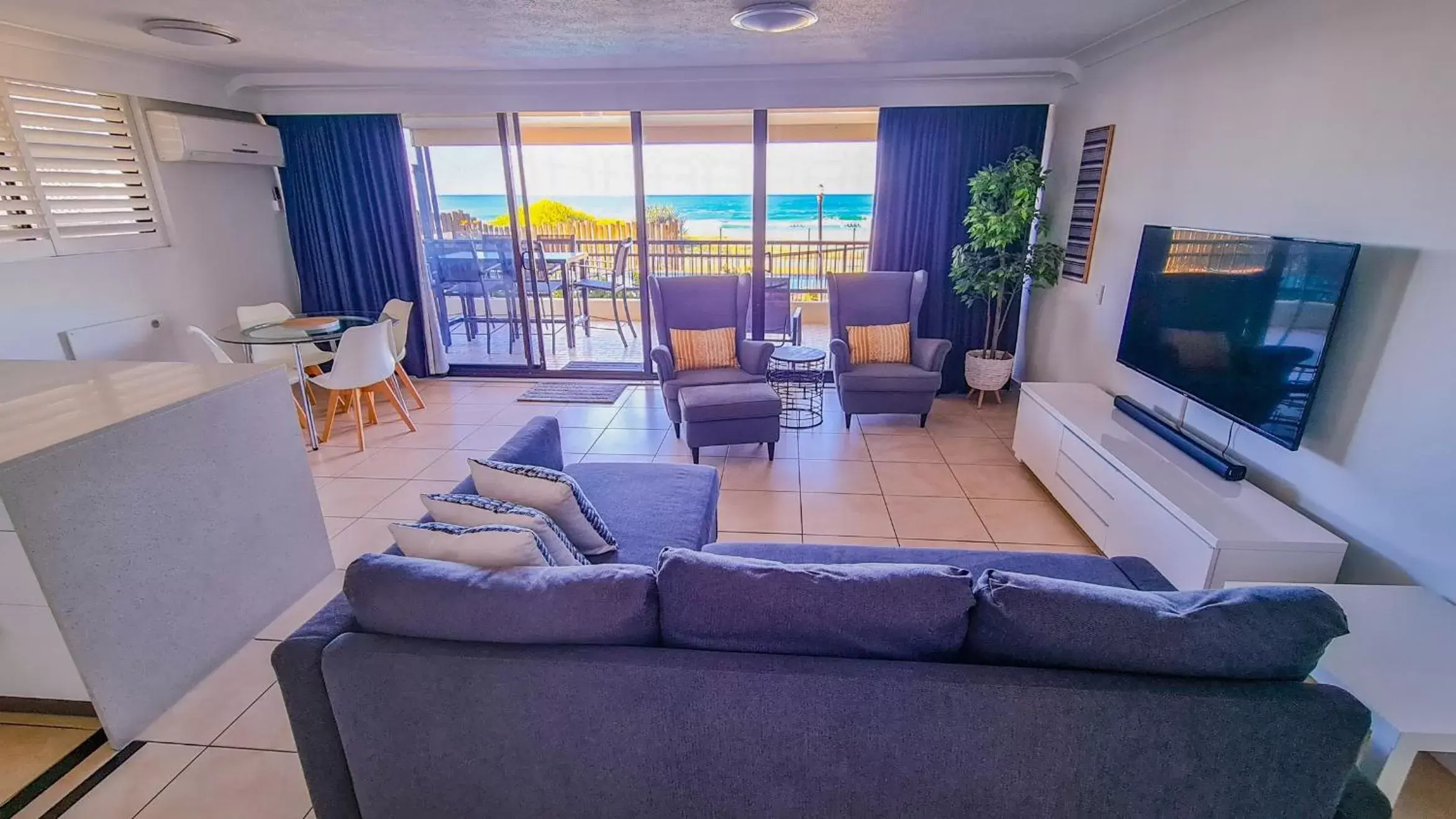 Living room, Seating Area in Pelican Sands Beach Resort