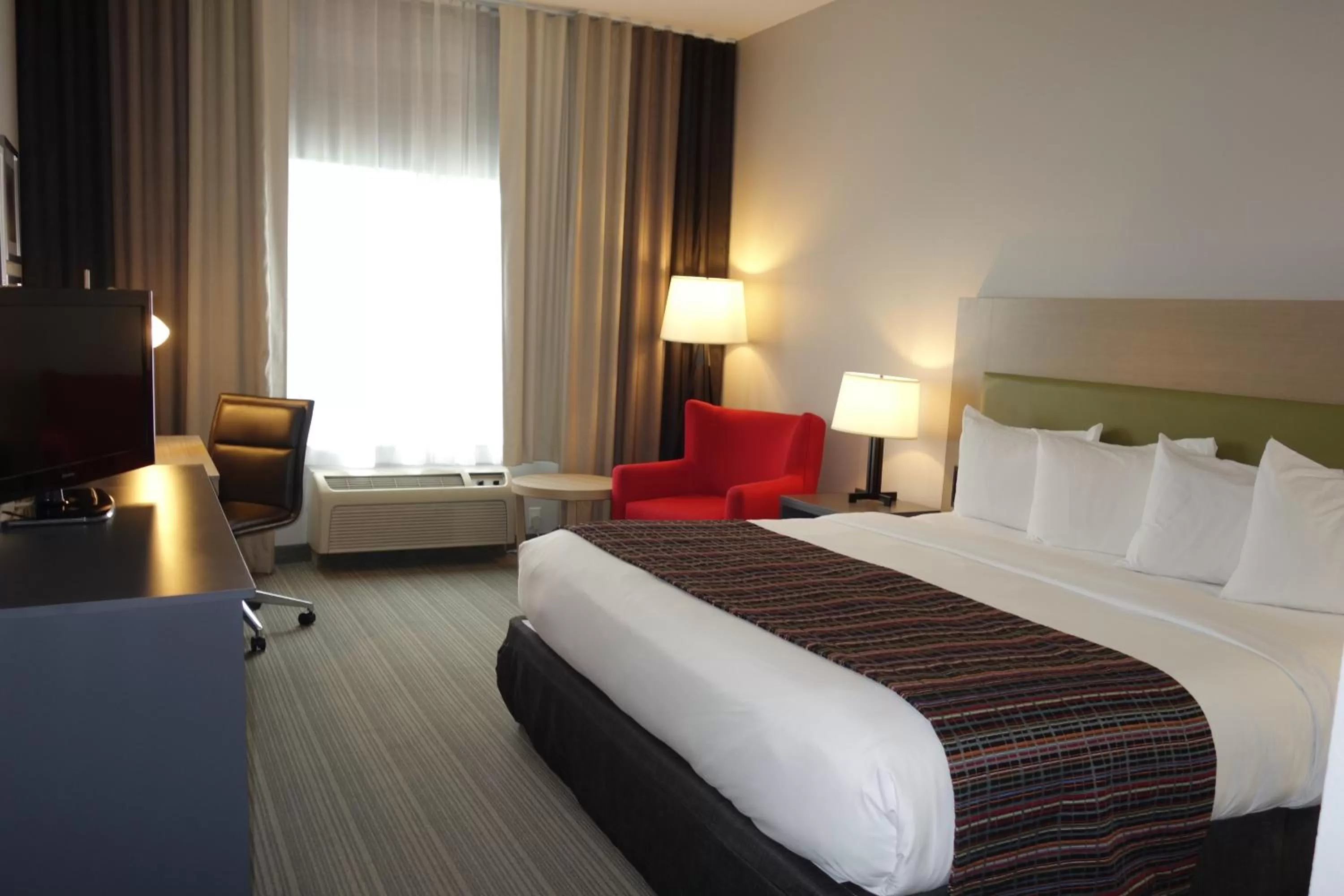 Photo of the whole room, Bed in Country Inn & Suites by Radisson, Coralville, IA