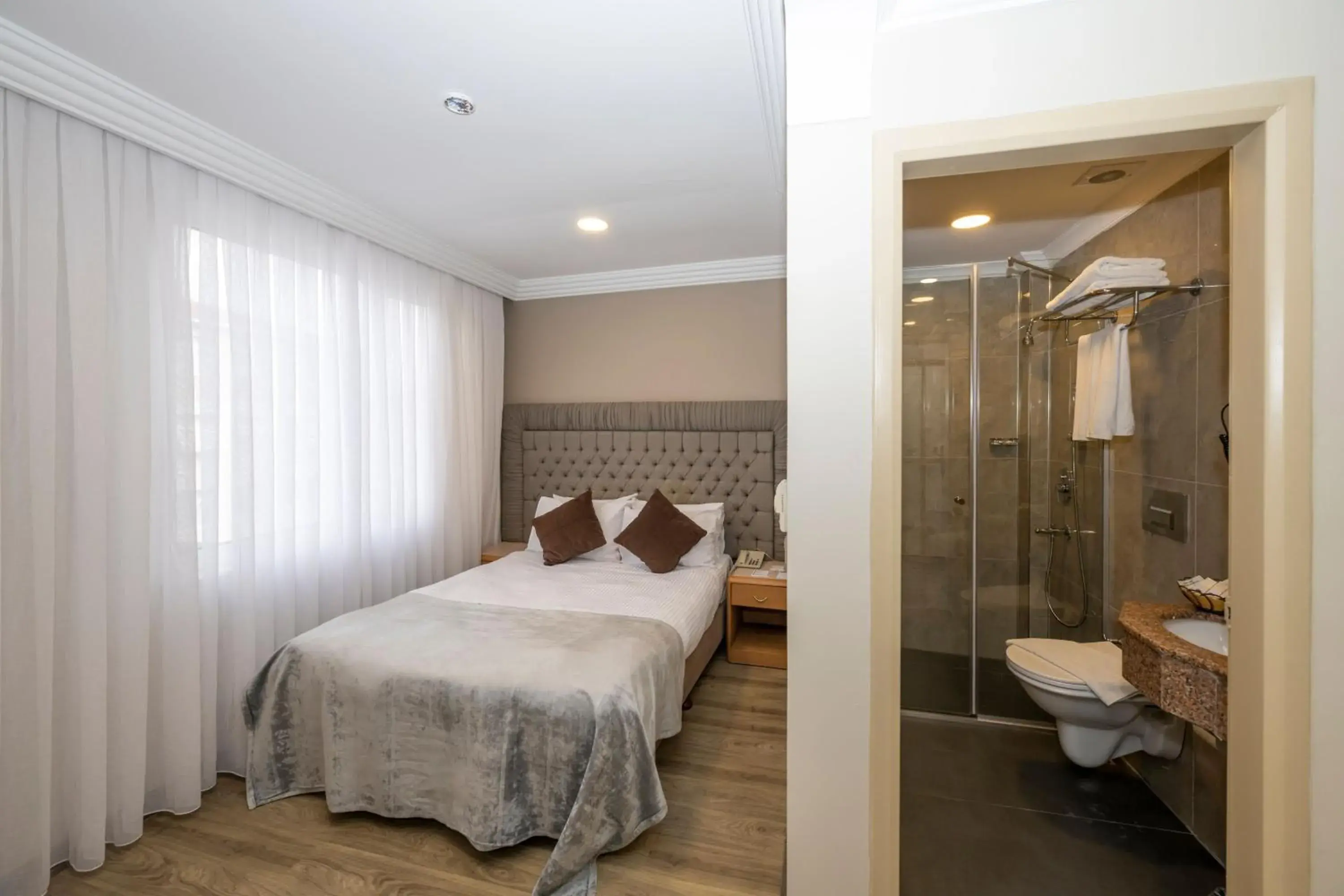 Shower, Bed in Grand Anka Hotel