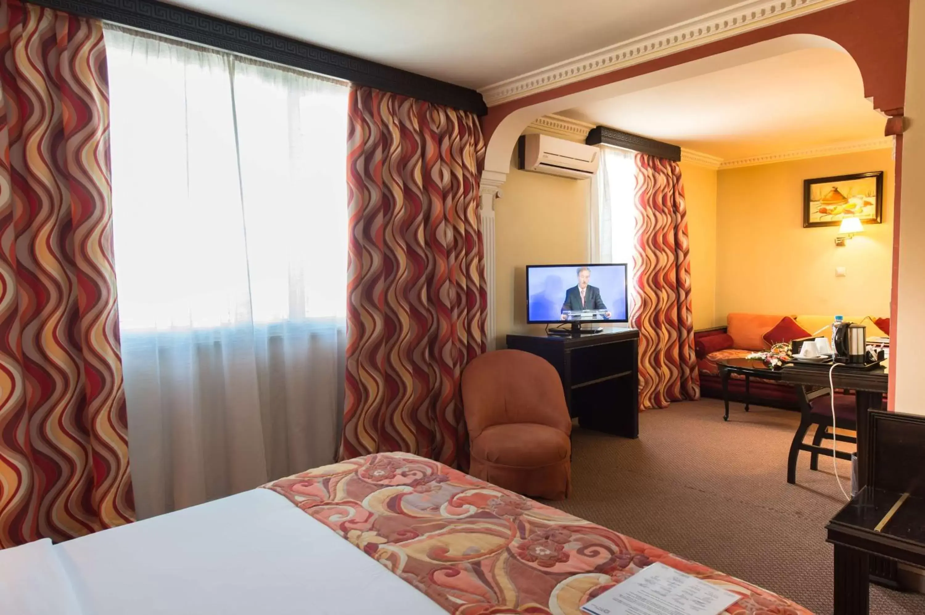 Bed, TV/Entertainment Center in Hotel Toubkal