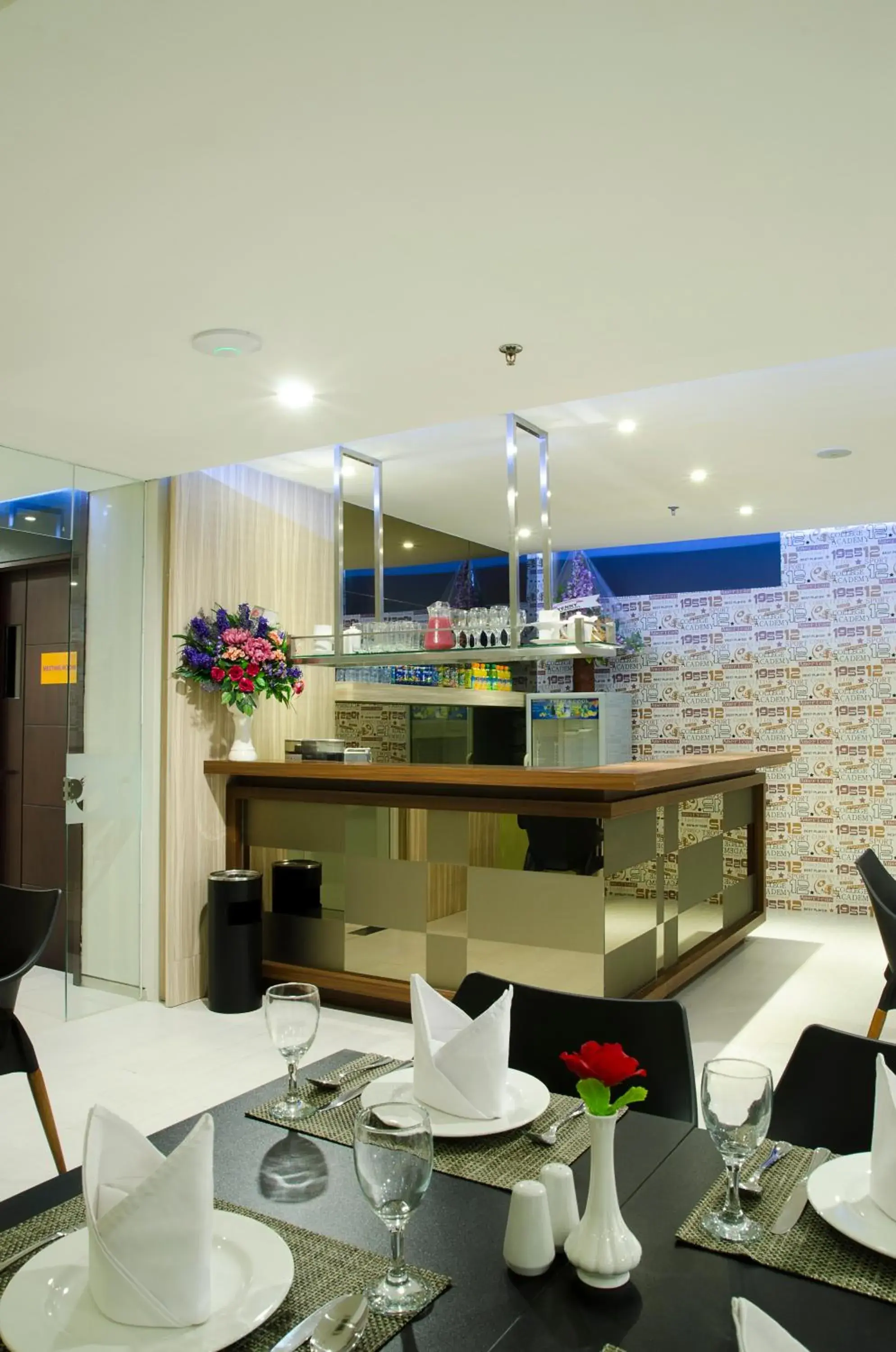 Lounge or bar, Restaurant/Places to Eat in The Life Hotels City Center
