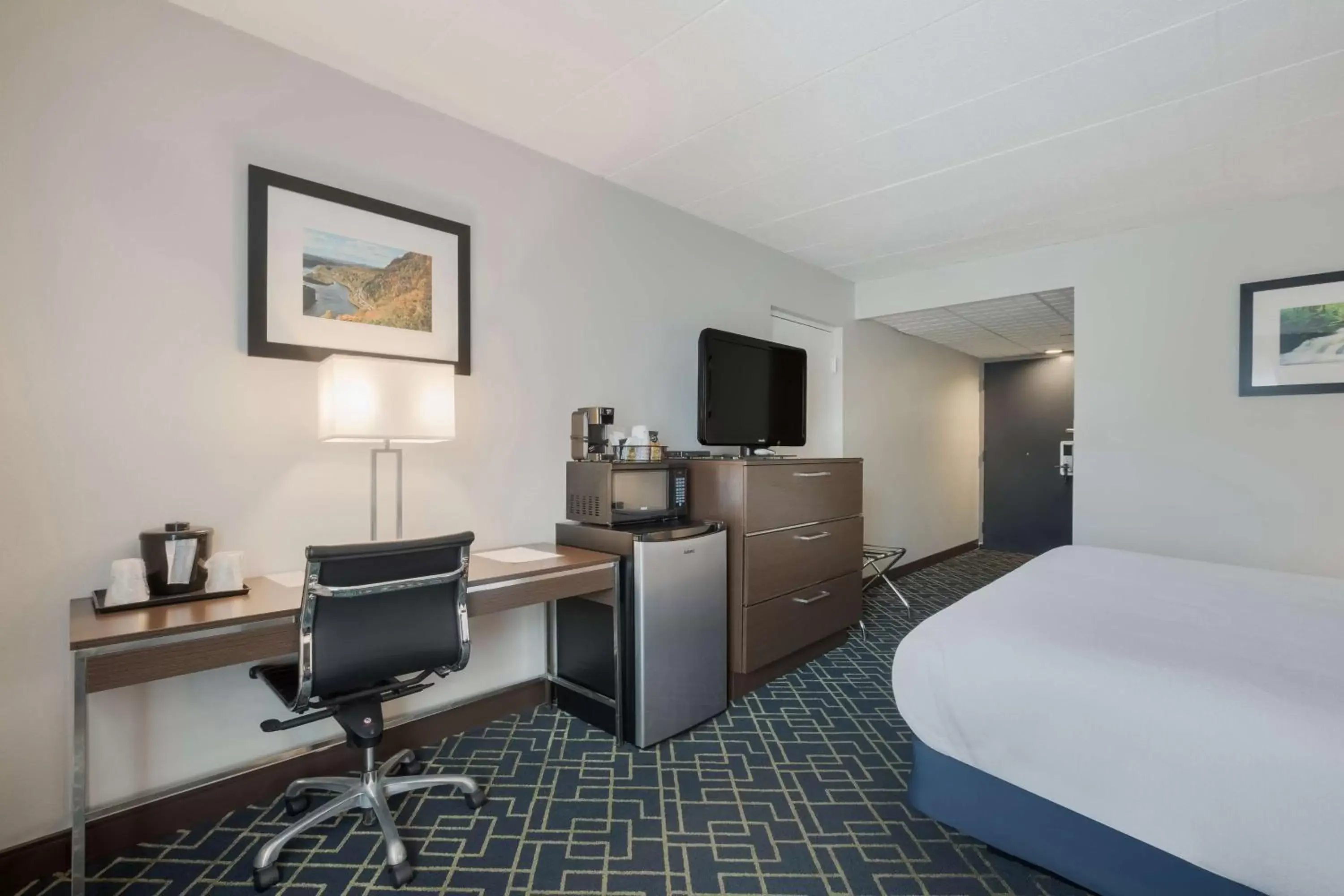 Bedroom, TV/Entertainment Center in Best Western Hunt's Landing Hotel Matamoras Milford