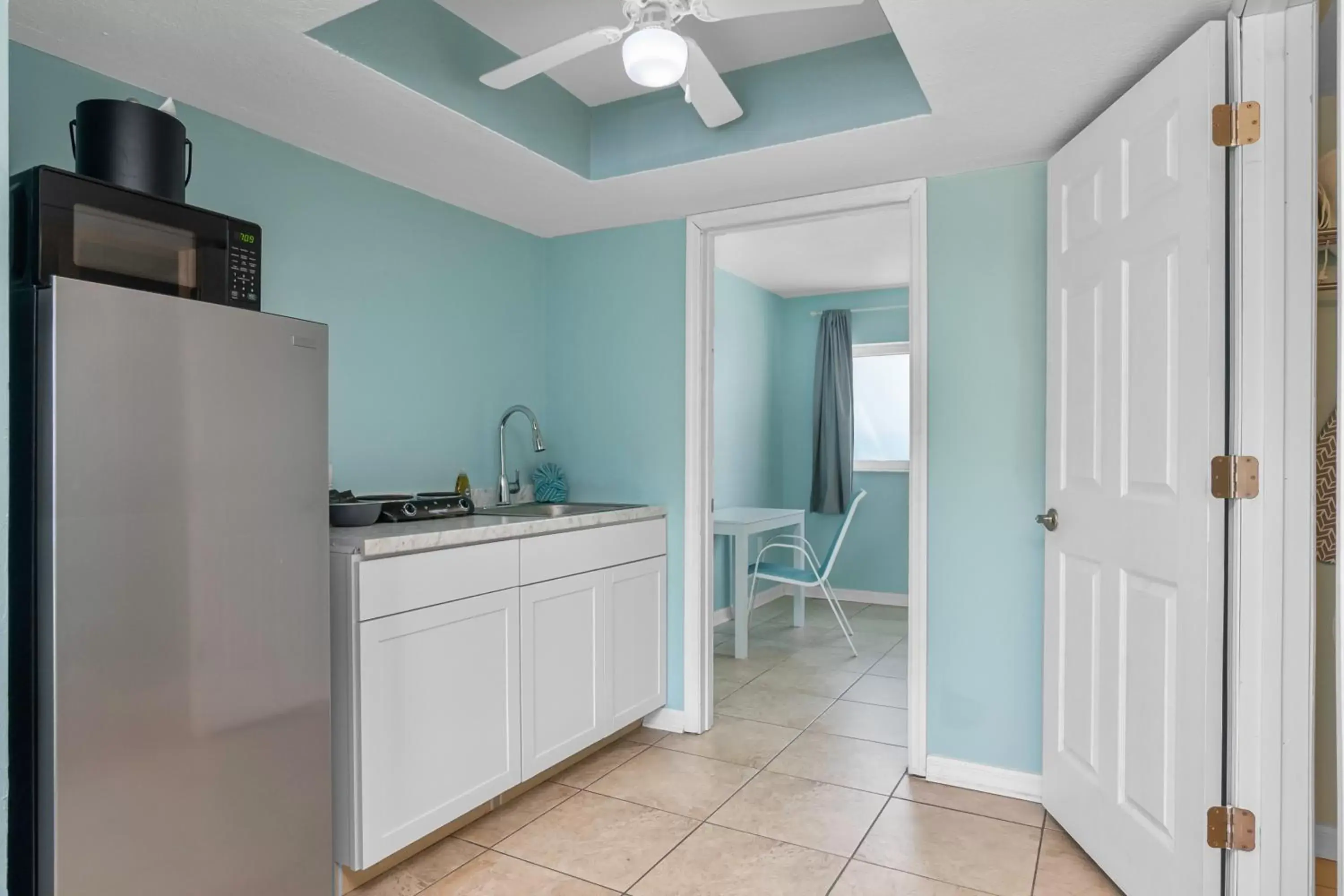 Kitchen/Kitchenette in Latitude 26 Waterfront Resort and Marina