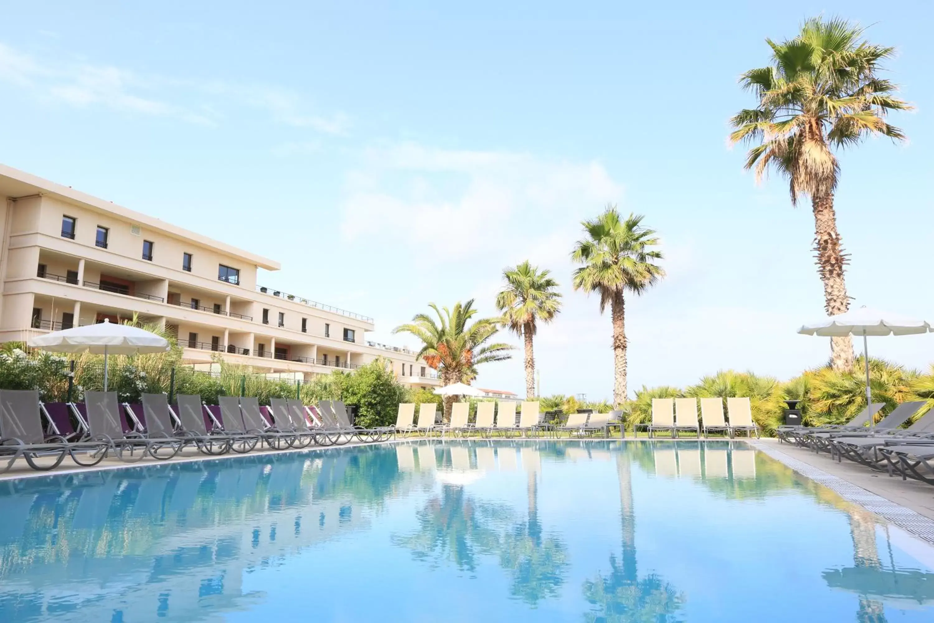 Swimming pool in Golden Tulip Villa Massalia