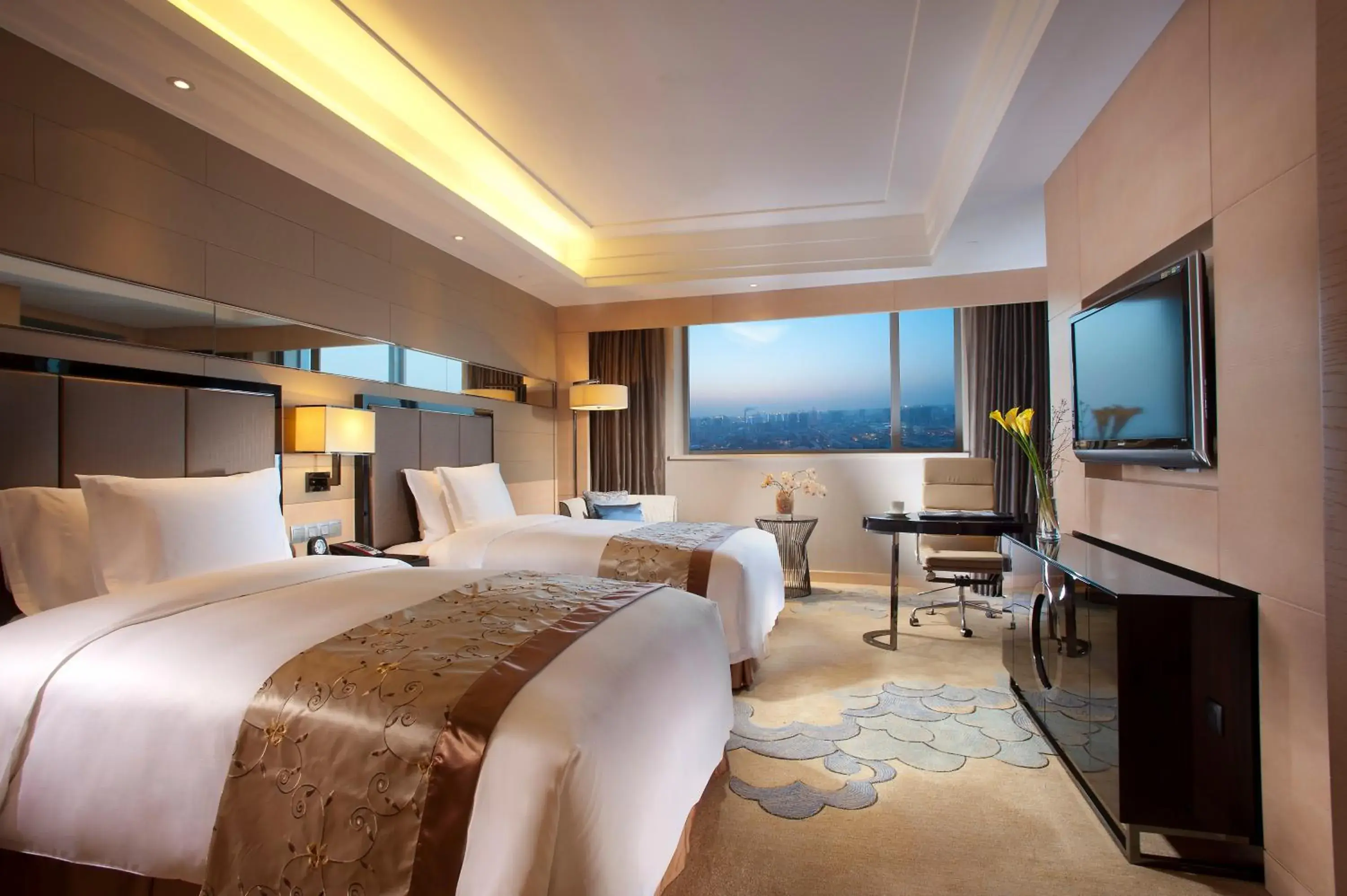 Bed in Crowne Plaza Xi'an, an IHG Hotel