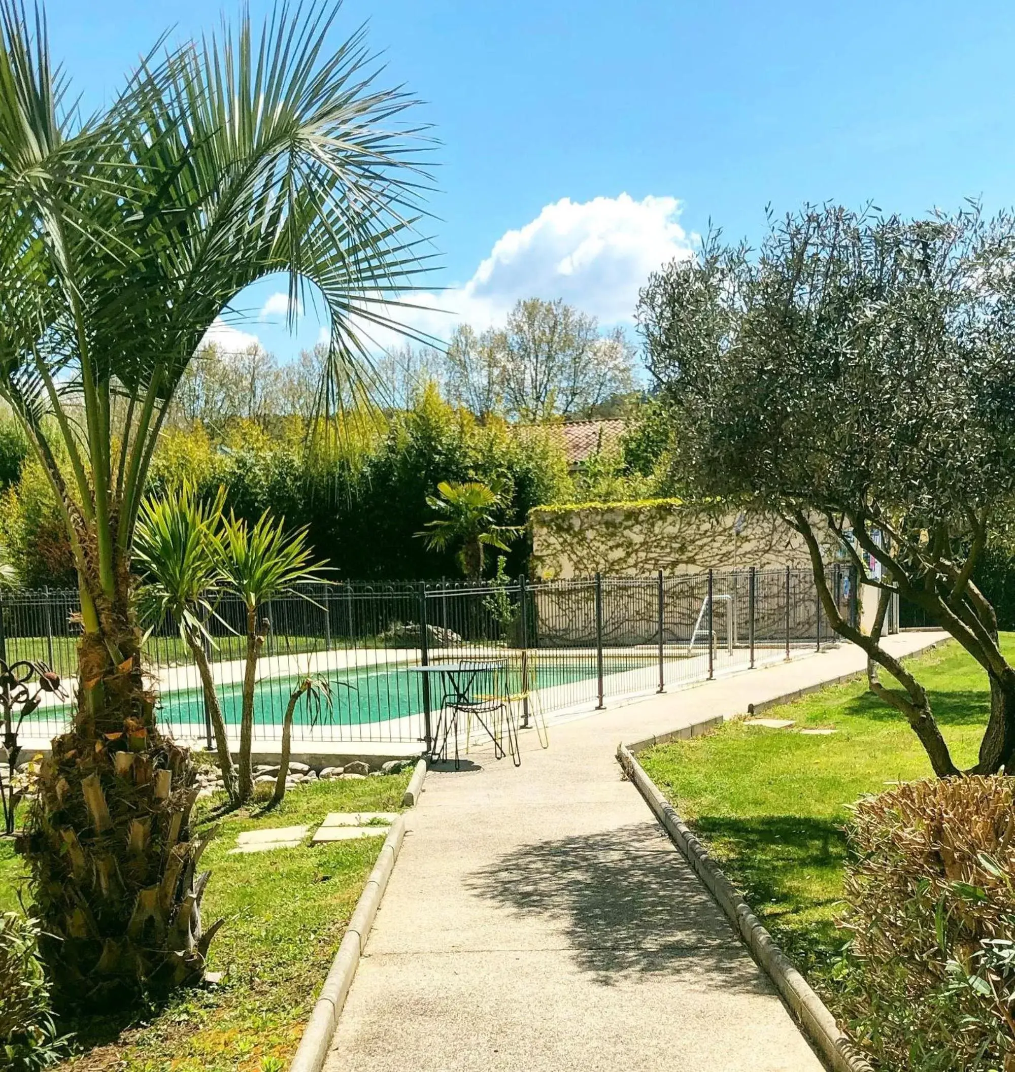 Swimming pool in ibis Aix en Provence Swimming pool in ibis Aix en Provence