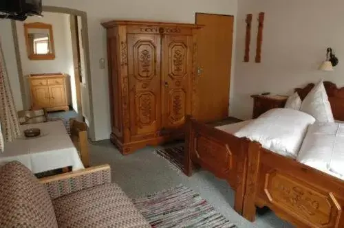 Family Room (3 Adults) in Gästehaus Inzeller Hof Family Room (3 Adults) in Gästehaus Inzeller Hof