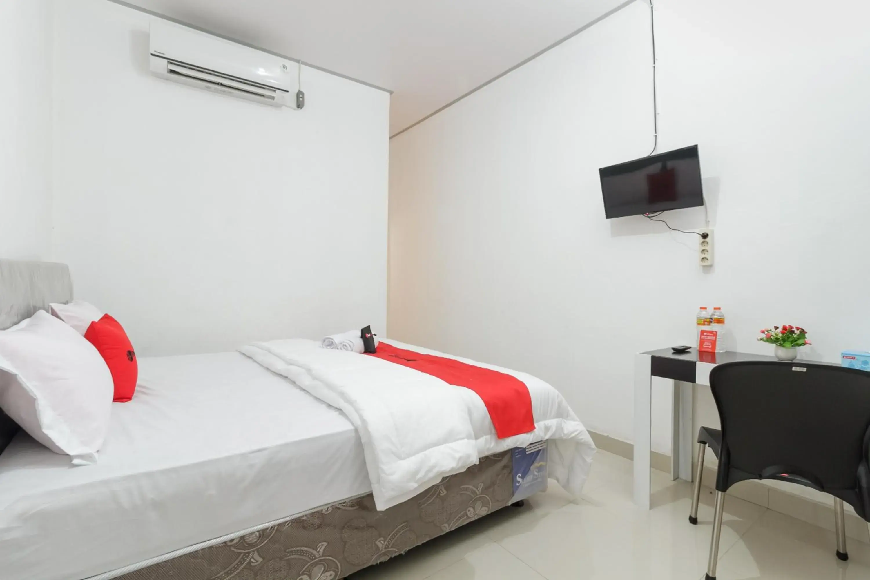 Bedroom, Bed in RedDoorz Syariah near RSU Suaka Insan