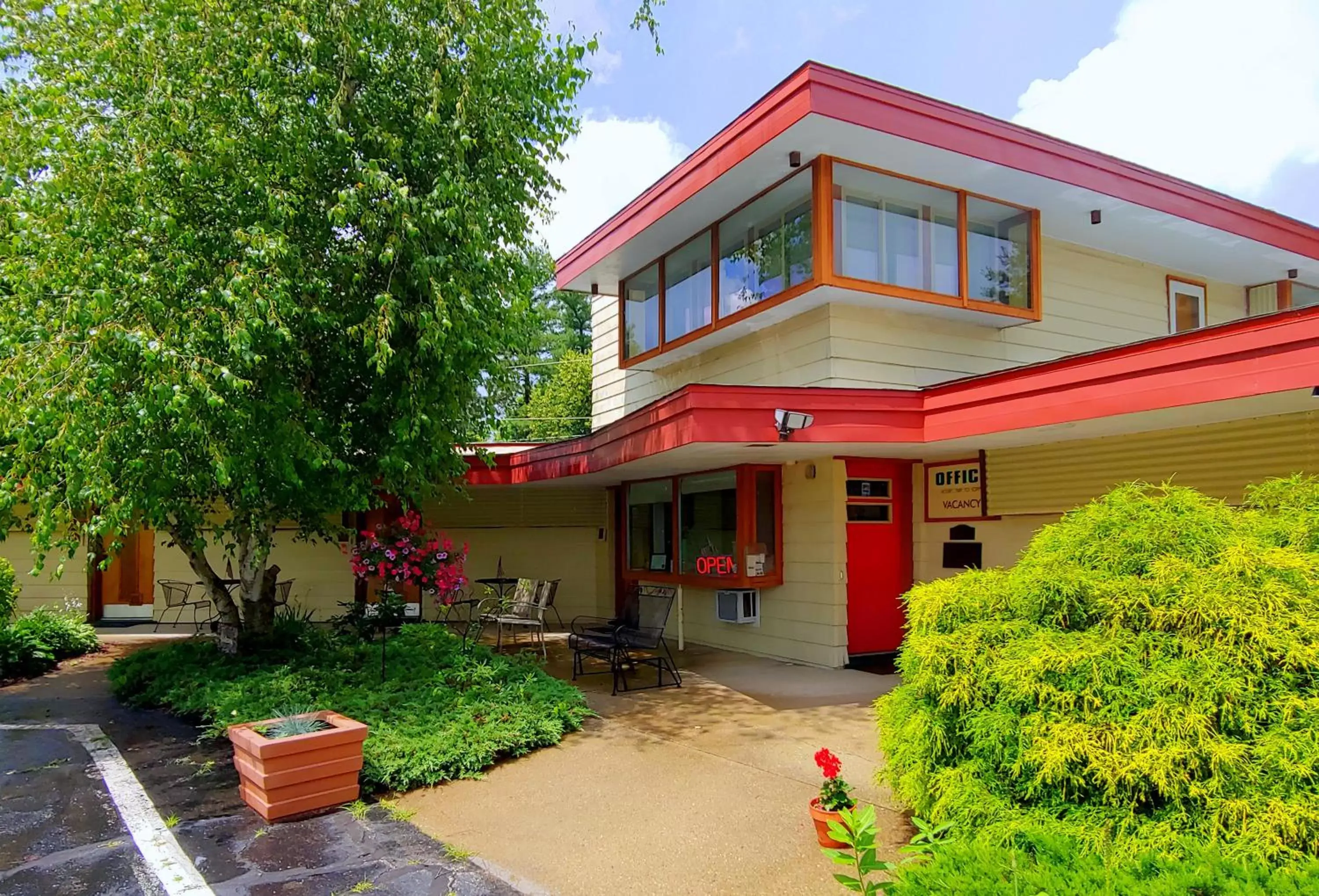 Facade/entrance, Property Building in The Usonian Inn LLC