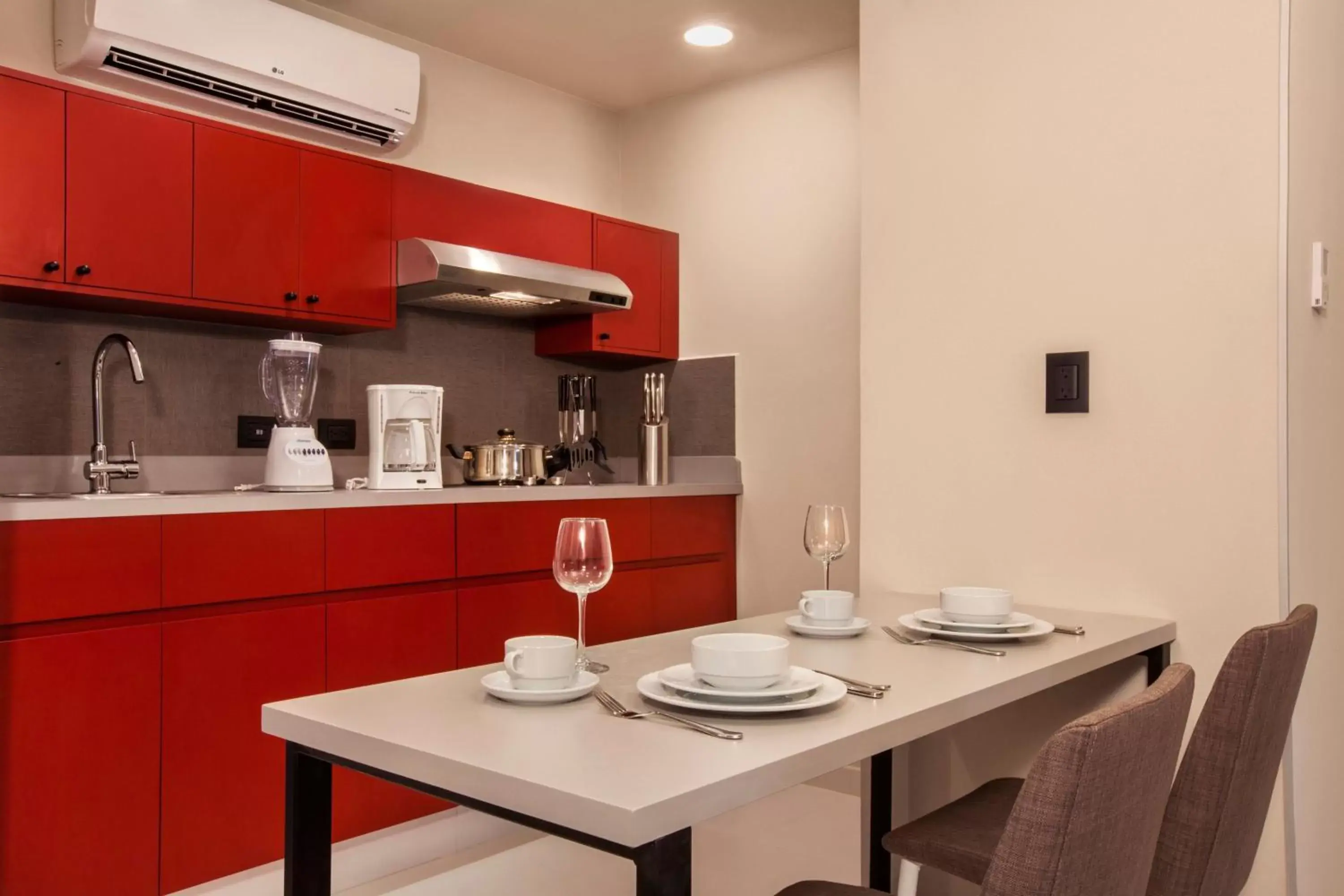 Kitchen or kitchenette, Dining Area in City Express Suites by Marriott Cabo San Lucas