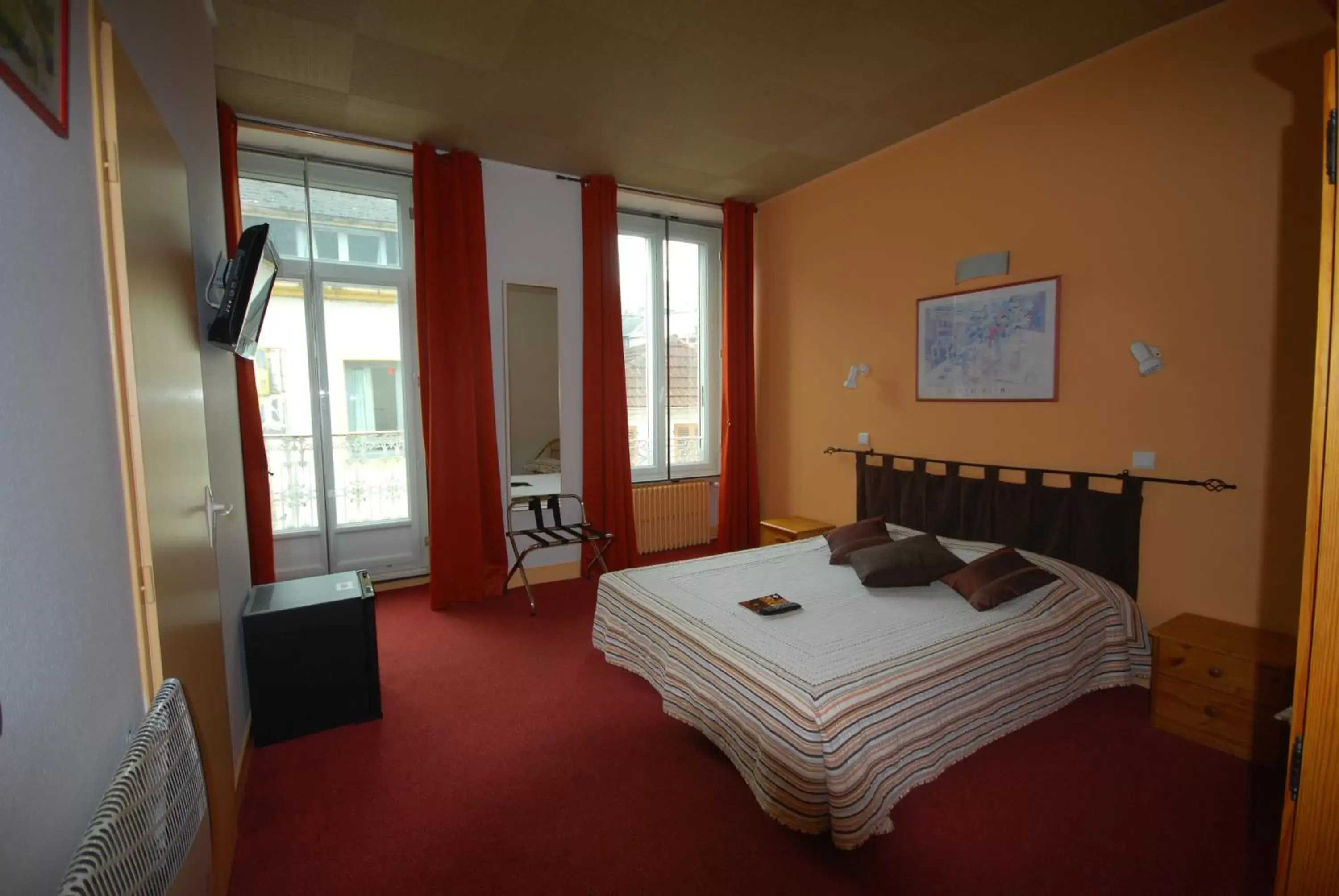 Photo of the whole room, Bed in Hôtel Adour