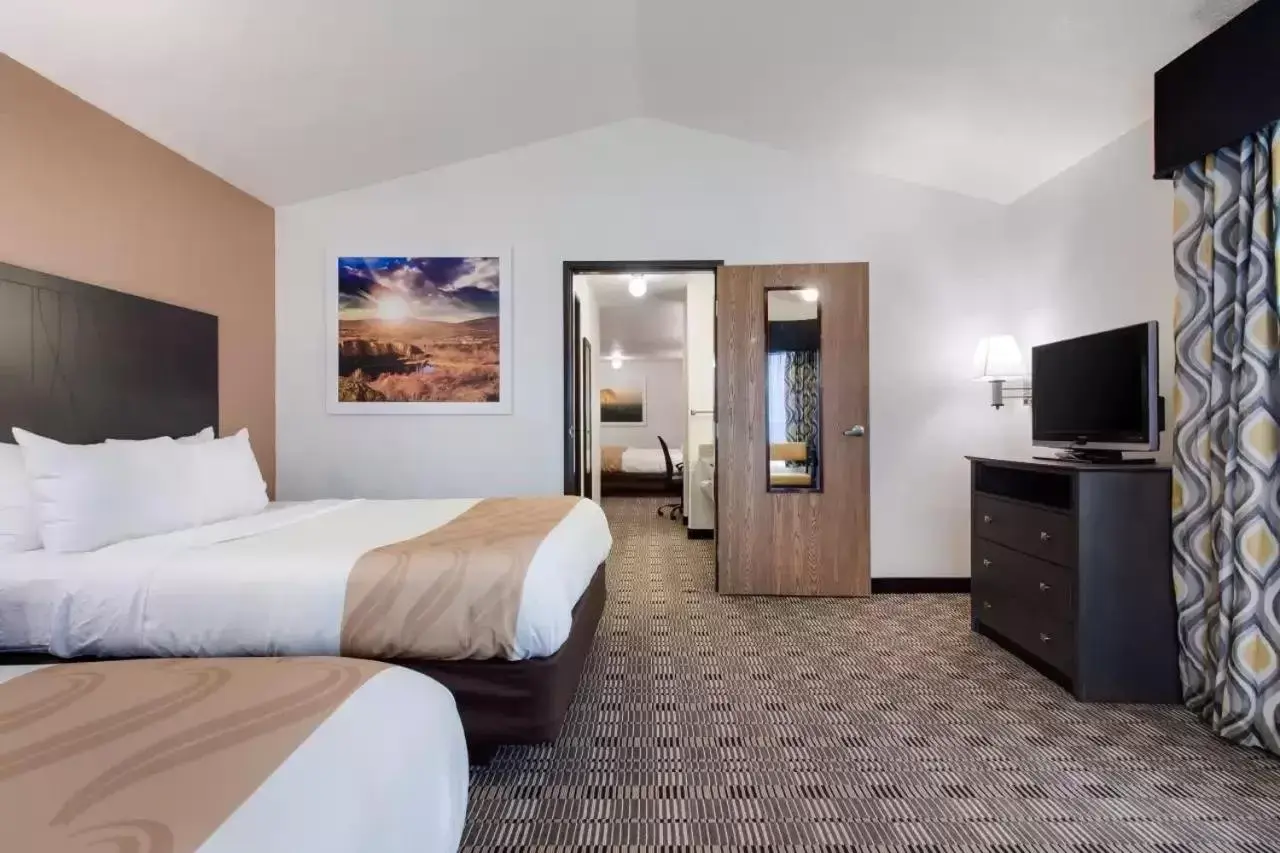 Property building, Bed in Quality Inn & Suites