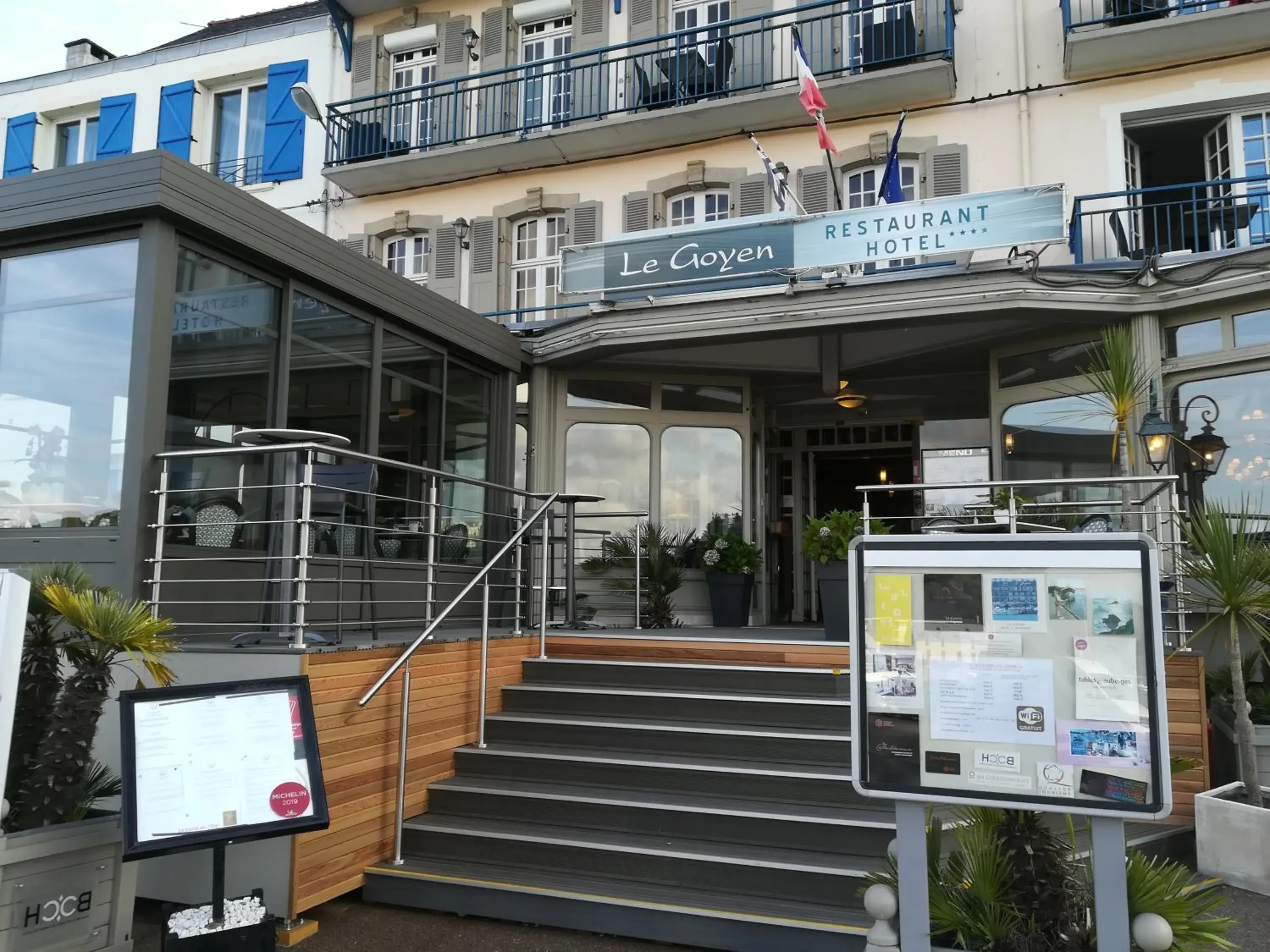 Facade/entrance in Hôtel Le Goyen