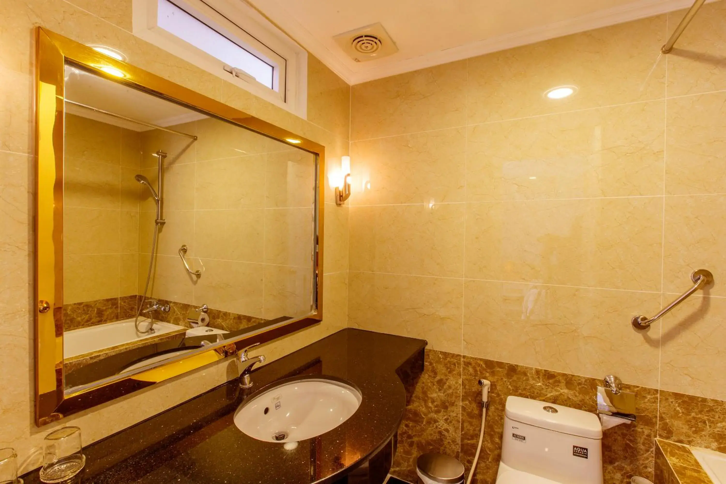 Bathroom in Huong Sen Annex Hotel