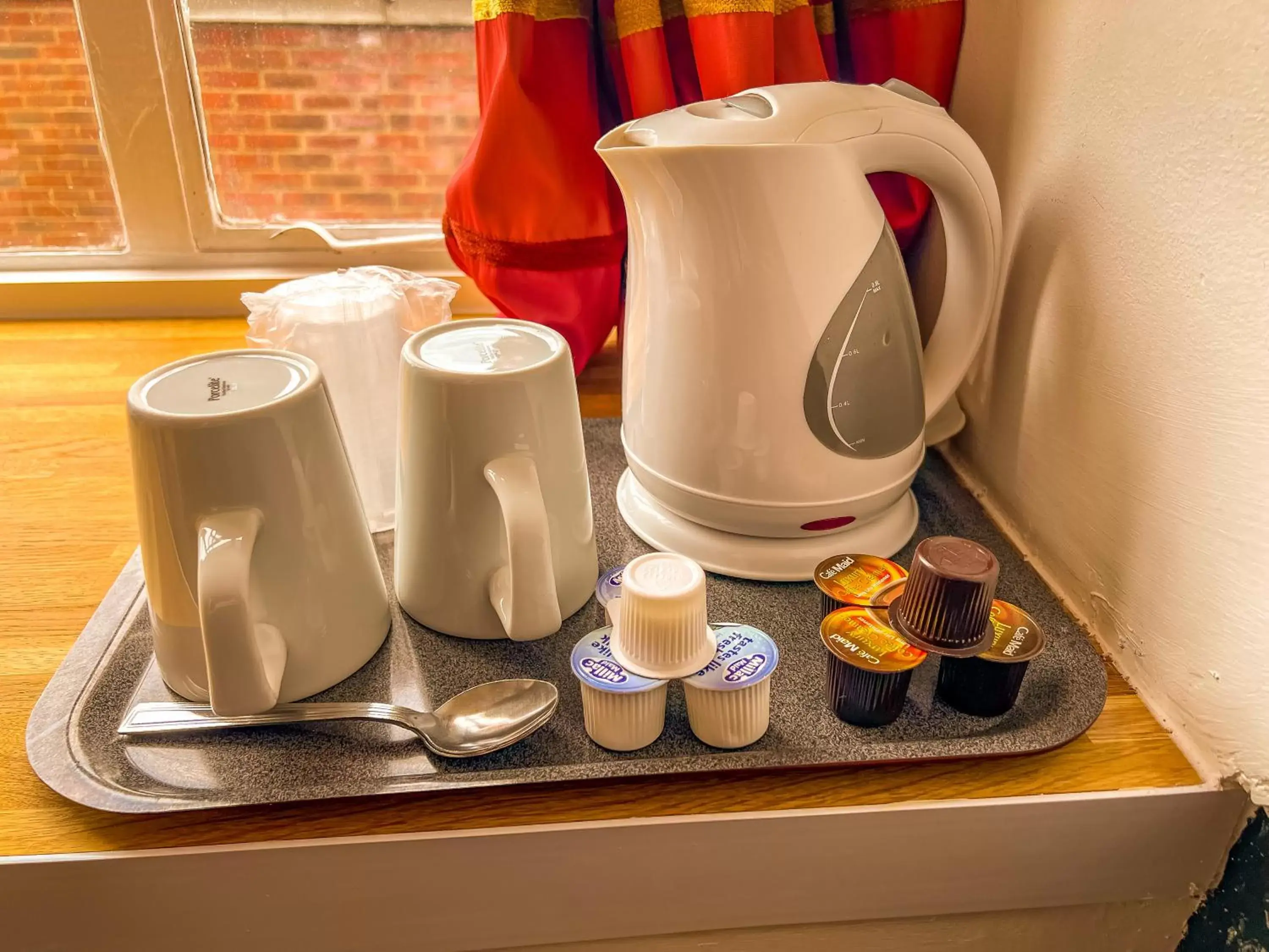 Bedroom, Coffee/Tea Facilities in The Red Lion Hotel