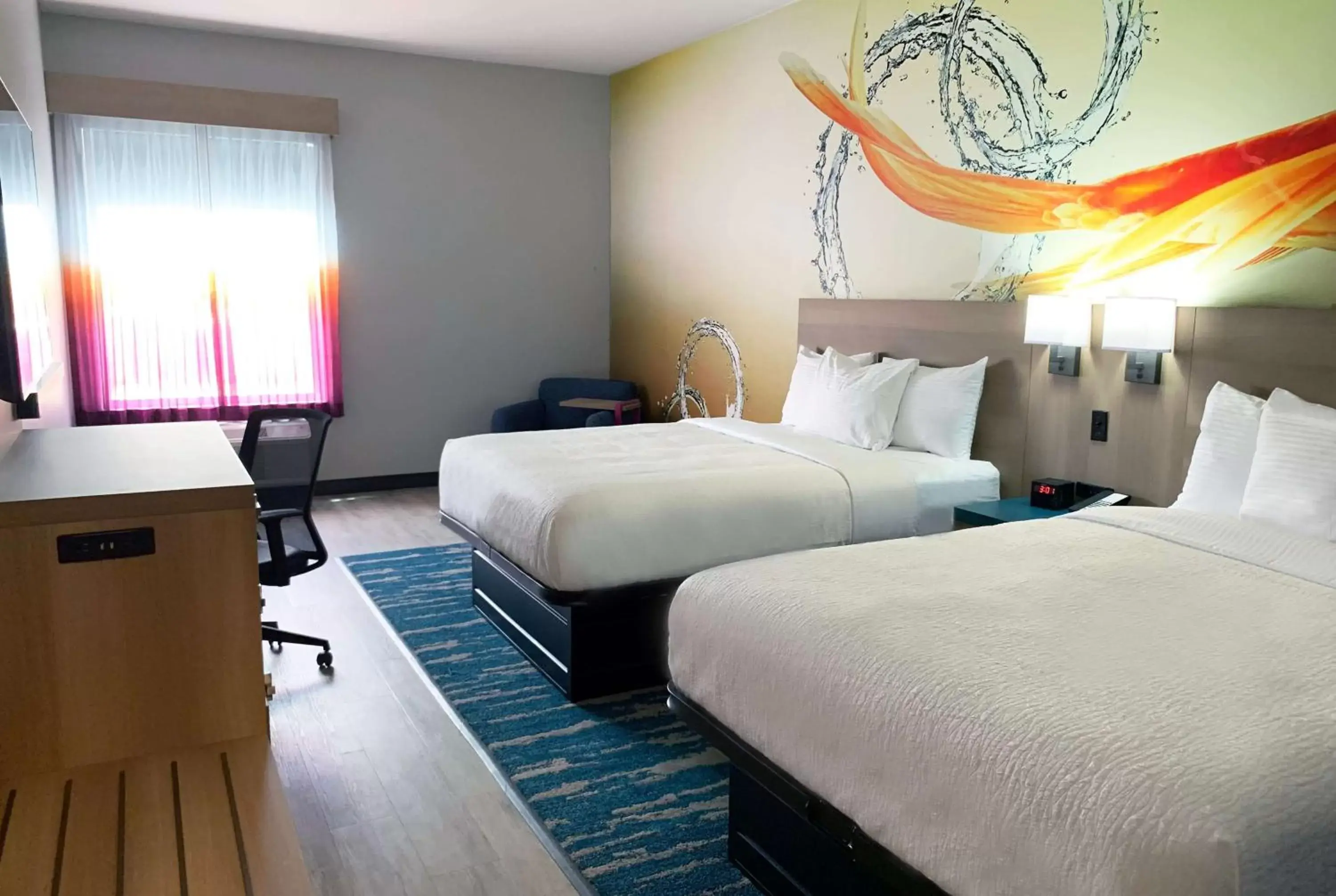 Photo of the whole room, Bed in La Quinta Inn & Suites by Wyndham San Antonio Seaworld LAFB