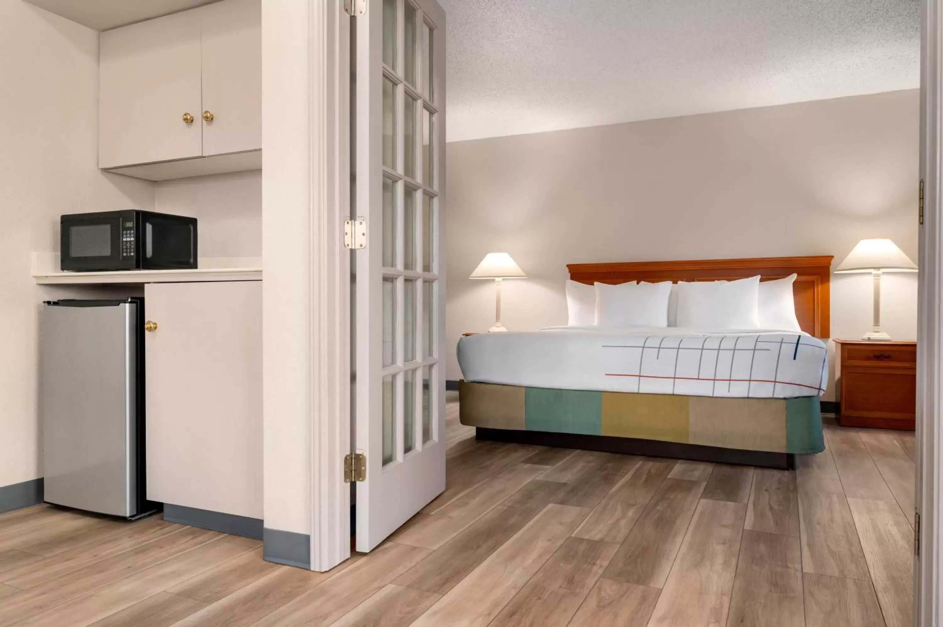 Bedroom, Bed in La Quinta Inn by Wyndham Columbus Airport Area