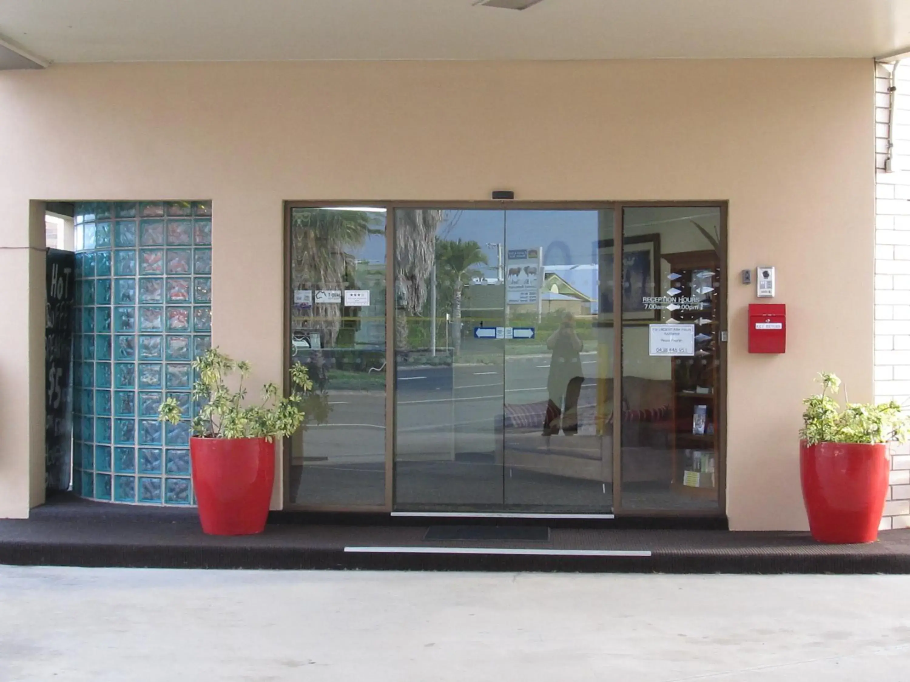 Facade/entrance in SunPalms Motel