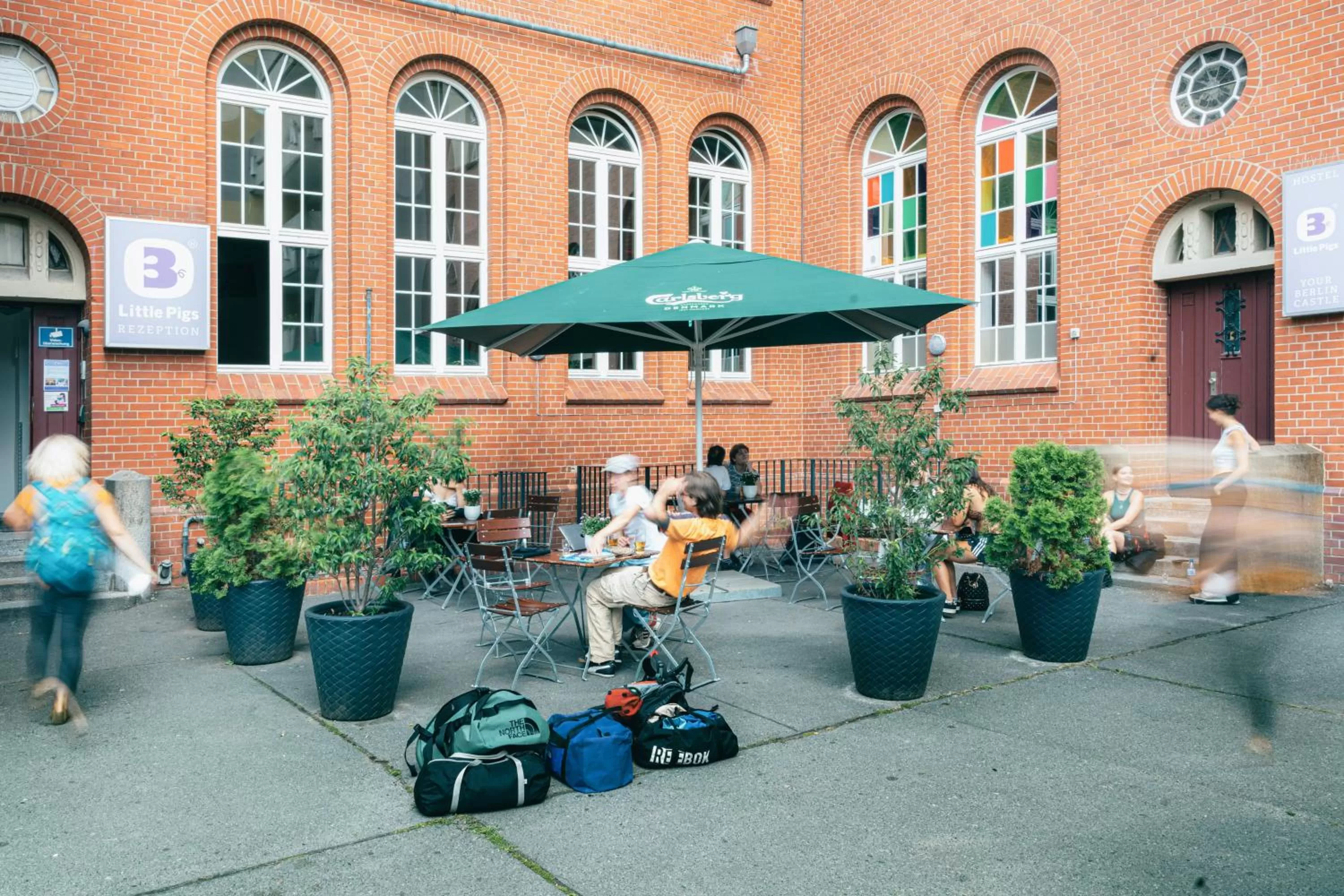 Property building in Three Little Pigs Hostel - Your Berlin Castle