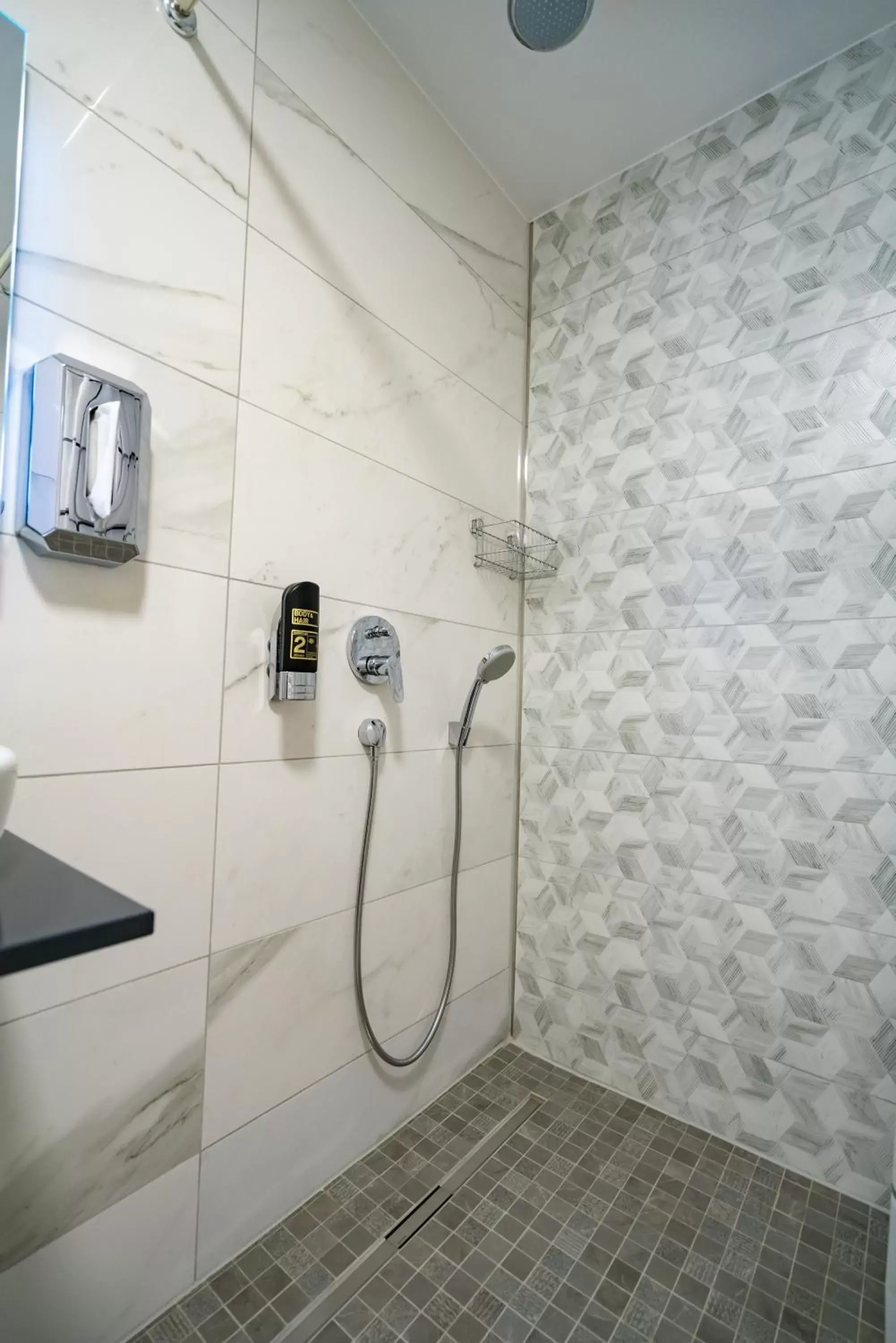 Shower, Bathroom in Hotel Kreis Residenz München